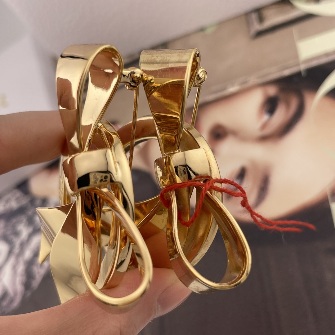 【】 Z VS 我们！认准我们家出品！只对标官网❗️无限放大对比！饰品类的工艺现在对于我们来说，完完全全