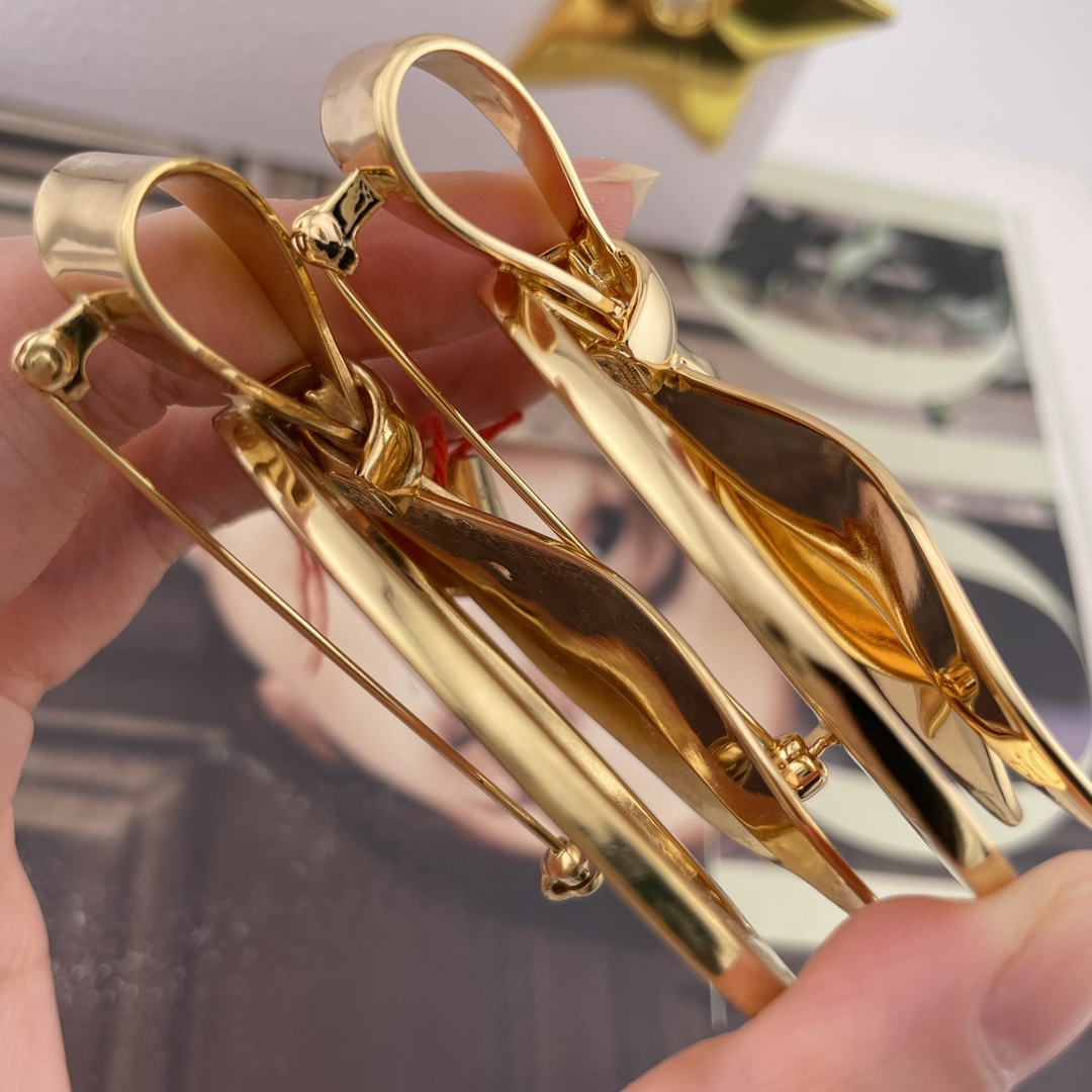 【】 Z VS 我们！认准我们家出品！只对标官网❗️无限放大对比！饰品类的工艺现在对于我们来说，完完全全