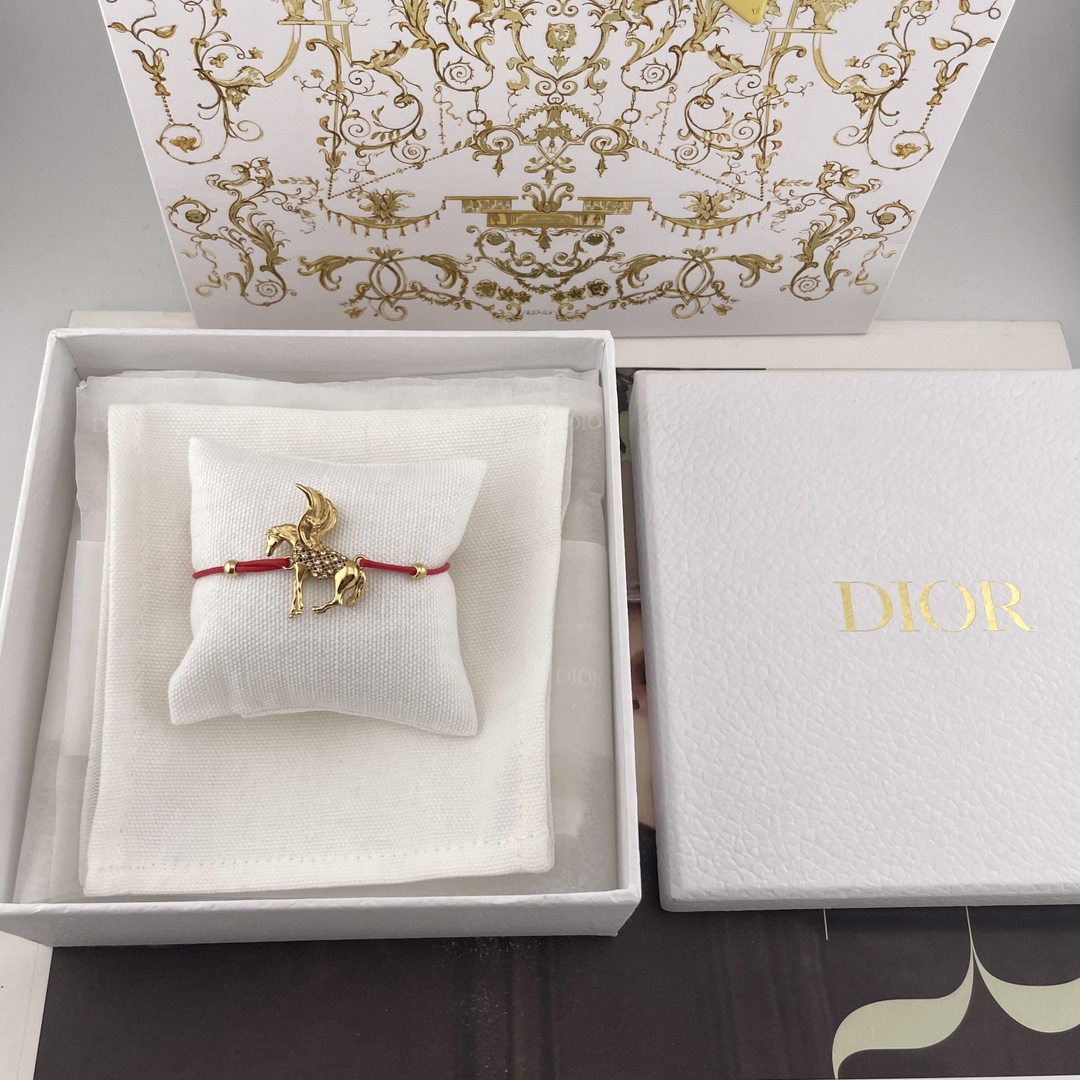 NO:669459,88150 [D Limited Hollow Gold Pegasus Red Rope] Z, 26 Year of the Horse limited red bracelet pre-sale for one week, the old rule is first come first served!  Come on, what a beautiful design, come on!  The design of the beautiful three-dimensional hollow Pegasus with diamonds, limited to the Year of the Horse, is so cool!  Pegasus means rapid success, a symbol of success!  Flying horses flying in the sky bring happiness, instant wealth, non-stop wealth, good luck galloping, super heavy industry's must-have good luck red rope bracelet every year, fall in love at first sight!  Huge, huge, beautiful!  Jujuju Heavy Industry!  The craftsmanship is very delicate and advanced!  Super complicated!  It’s not something that ordinary factories can do!  You can zoom in to study and you will know how surprising it is!  Universal adjustment buckle, adjustable at will, suitable for men, women, old and young, bracelet, Cartier high-end jewelry1986090988150【D限定镂空金飞马红绳】Z ,26年马年限定红手绳预售一周老规矩先到先得！来吧太绝美的设计了来吧！马年限定绝美立体镂空带钻飞马的设计太顶了！飞马寓意飞黄腾达象征美好马到成功！天马行空飞马送喜立马暴富财源马不停蹄,好运万马奔腾超级重工每年必备的好运红绳手链一眼爱上！巨巨巨好看！巨巨巨重工！工艺非常细腻高级！超级复杂！不是一般工厂能做的出来的！可以放大去研究你就知道有多令人惊喜！万能调节扣,随意调节,男女老少皆可,,bracelet,卡迪亚高端饰品,Jewelry