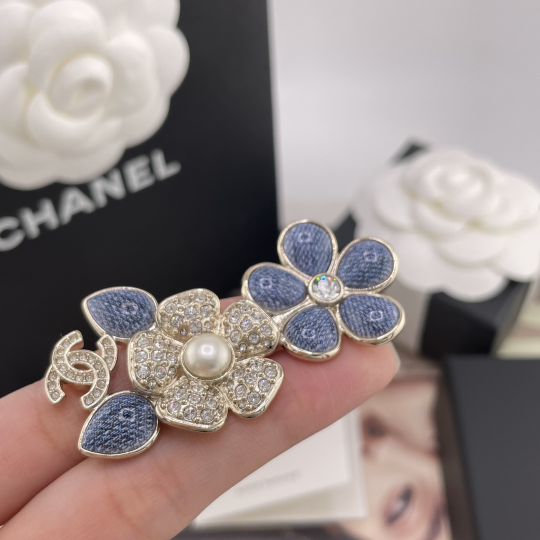 【【香仿牛仔花花胸针】代购溢价购Z 7500!，26早春最新款爆款仿牛仔系列！全网首发！老规矩先到先得💥