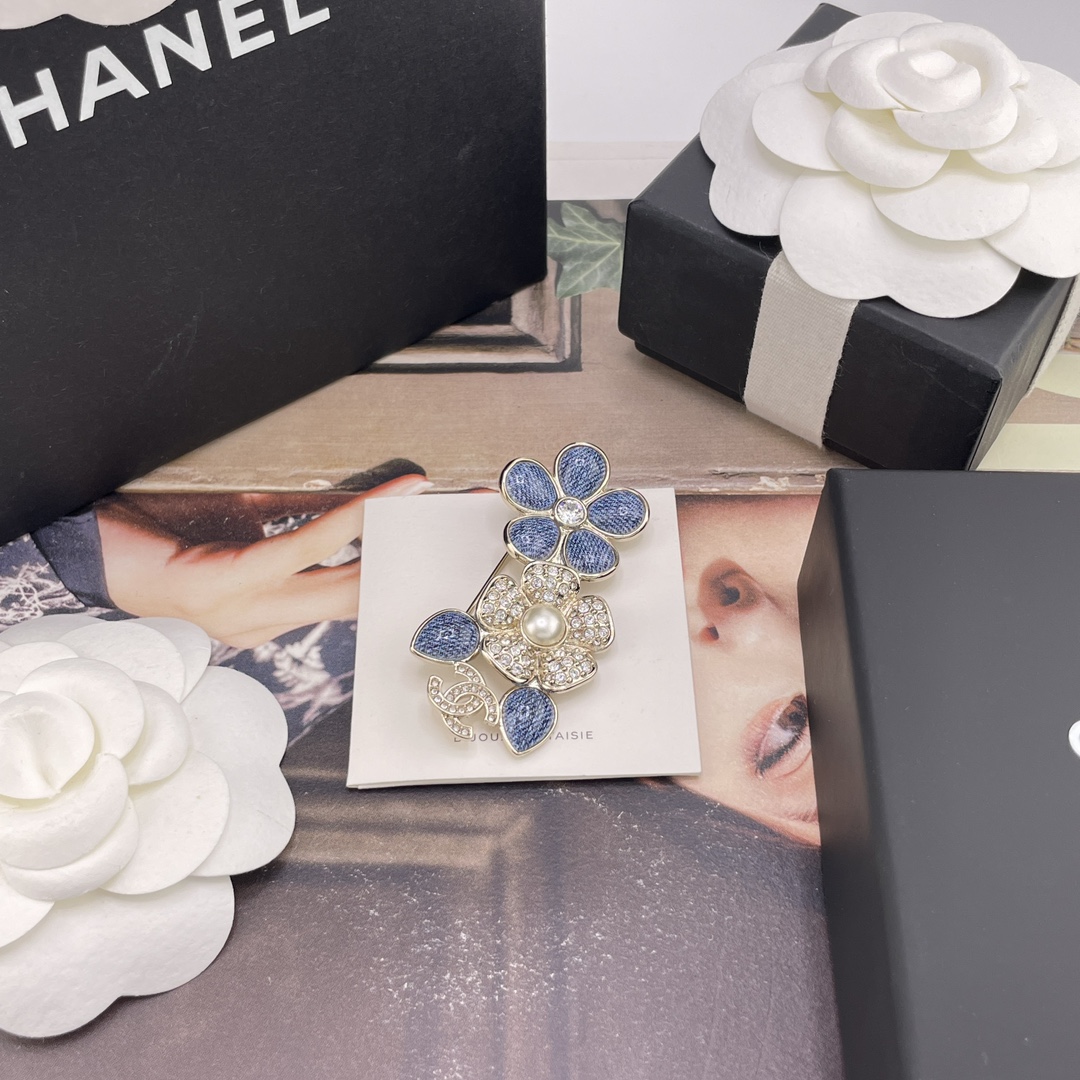 【【香仿牛仔花花胸针】代购溢价购Z 7500!，26早春最新款爆款仿牛仔系列！全网首发！老规矩先到先得💥