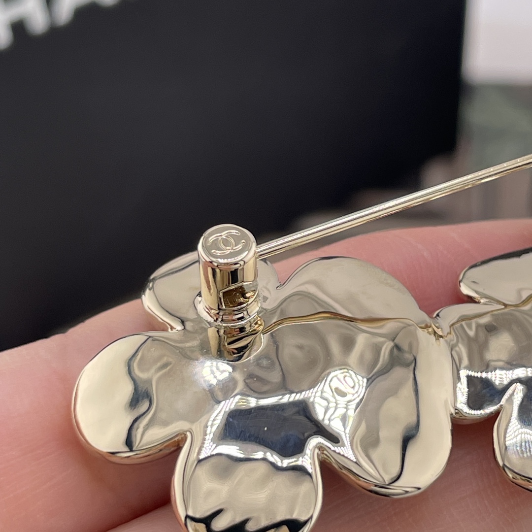 【【香仿牛仔花花胸针】代购溢价购Z 7500!，26早春最新款爆款仿牛仔系列！全网首发！老规矩先到先得💥