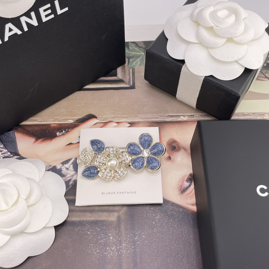 【【香仿牛仔花花胸针】代购溢价购Z 7500!，26早春最新款爆款仿牛仔系列！全网首发！老规矩先到先得💥