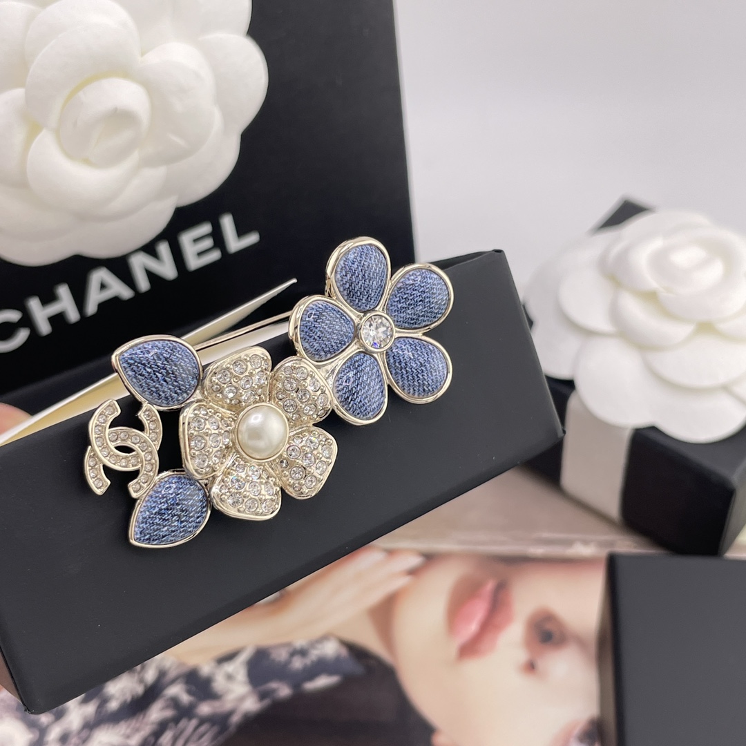 【【香仿牛仔花花胸针】代购溢价购Z 7500!，26早春最新款爆款仿牛仔系列！全网首发！老规矩先到先得💥