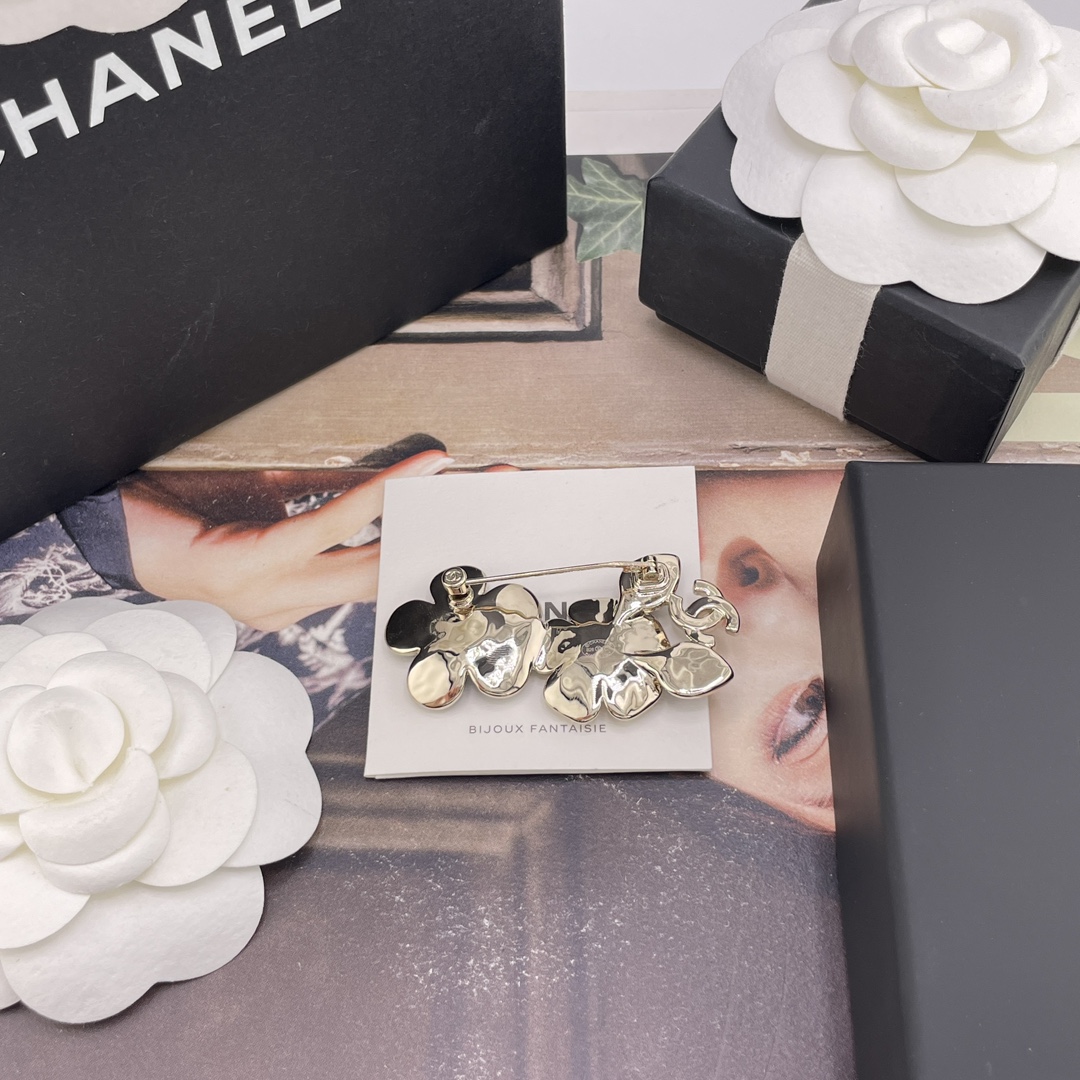 【【香仿牛仔花花胸针】代购溢价购Z 7500!，26早春最新款爆款仿牛仔系列！全网首发！老规矩先到先得💥