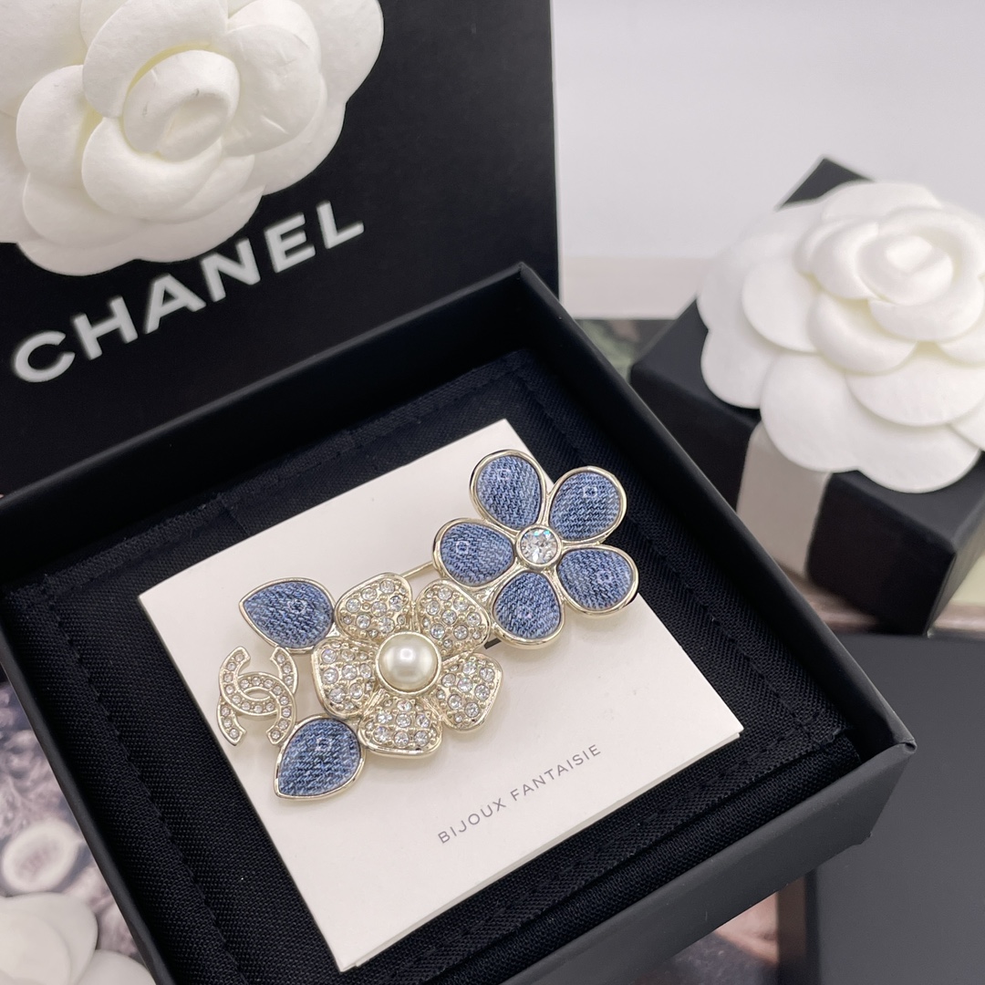 【【香仿牛仔花花胸针】代购溢价购Z 7500!，26早春最新款爆款仿牛仔系列！全网首发！老规矩先到先得💥