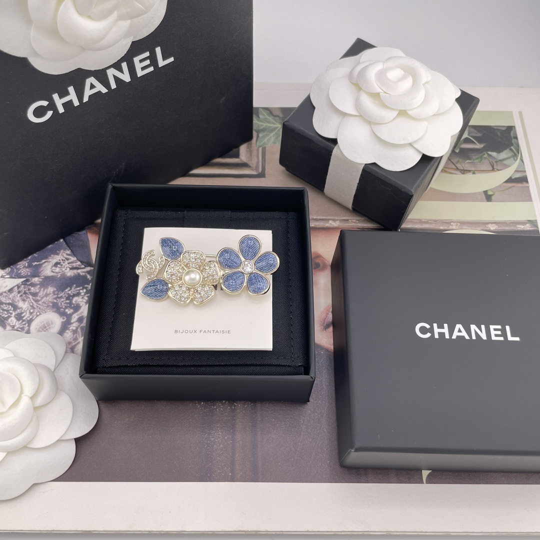 NO:669501,88200【Fragrant imitation denim floral brooch】Purchase at premium price Z!, 26th early spring latest popular imitation denim series!  First release on the entire network!  The old rule is first come, first served. Close your eyes and rush to TaiAi, the super out-of-stock king!  Huge, huge, hard to buy!  I really feel sorry for myself if I don’t buy it!  The design is amazing and the materials have been customized for a long time!  Awesome faux denim effect!  Classic double c elements!  The imitation denim effect is amazing!  The denim fabric texture and floral design are carefully made, which is so spring-like!  The collision of diamond flowers and denim flowers is a must-have item!  The upper body is huge and beautiful!  Cool and sassy!  It’s so stunning, beautiful and awesome that you must buy it!  !  The entire series is developed simultaneously!  Recommended set for wall crack, brooch, breastpin, Cardia high-end jewelry1986090988200【香仿牛仔花花胸针】代购溢价购Z !,26早春最新款爆款仿牛仔系列！全网首发！老规矩先到先得现huo闭眼冲太爱啦超级断货王！巨巨巨难买！真心不买对不起自己！设计太绝啦定制了好久好久的材料！超赞的仿牛仔效果！经典的双c元素！仿牛仔的效果太惊艳了！细致的做出了牛仔布料肌理花花设计太有春天的气息了！满钻花朵和牛仔花朵碰撞真心必入单品！上身巨巨巨好看！又酷又飒！真的太绝太美太赞啦一定要入！！全系列同步开发！墙裂推荐一套入,,brooch，breastpin,卡迪亚高端饰品,Jewelry