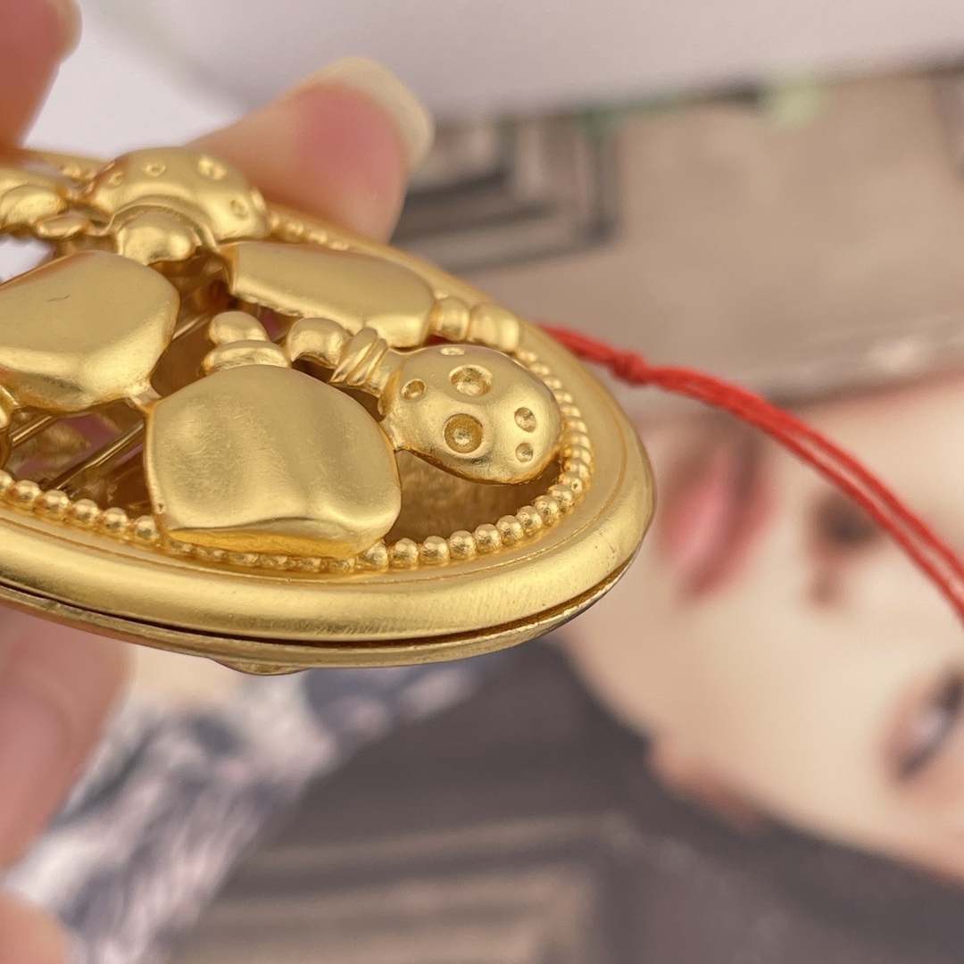 【】 Z VS 我们！认准我们家出品！只对标官网❗️无限放大对比！饰品类的工艺现在对于我们来说，完完全全