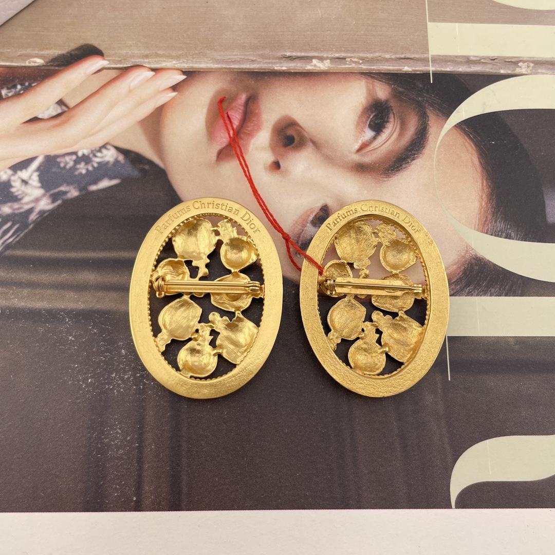 【】 Z VS 我们！认准我们家出品！只对标官网❗️无限放大对比！饰品类的工艺现在对于我们来说，完完全全