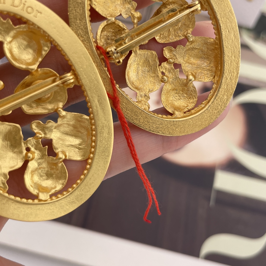 【】 Z VS 我们！认准我们家出品！只对标官网❗️无限放大对比！饰品类的工艺现在对于我们来说，完完全全