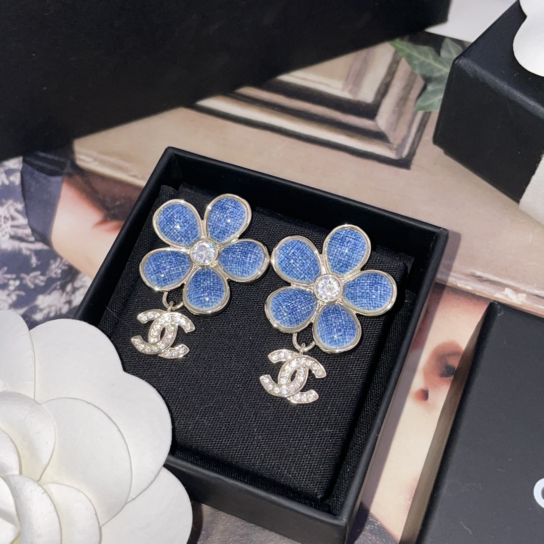 【【香仿牛仔花花吊c耳钉】代购溢价购Z 6500!，辛芷蕾同款！26早春最新款爆款仿牛仔系列！全网首发！