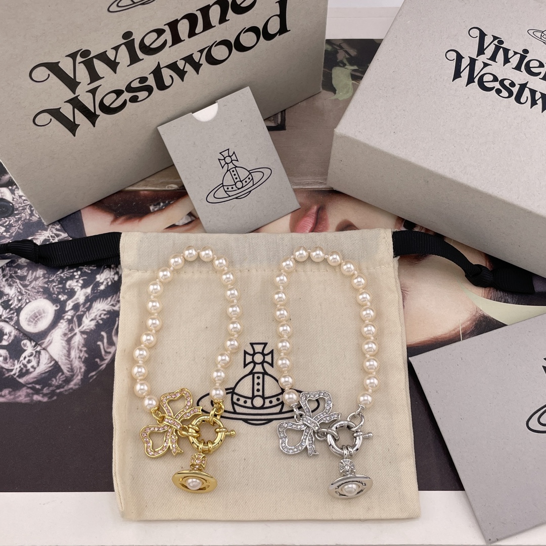 NO:669630,88210【VivienneWestwood】Baby, what is a happy planet? Come on, this is a happy planet!  Stunning Bow Saturn Pearl Bracelet!  Gold powder and silver and white colors!  Highly recommended, must buy, very heavy-duty, the bow and the planet are fully inlaid with Swarovski Phantom diamonds, more than a hundred Swarovski Phantom diamonds of three different specifications are used in one piece!  It's not an ordinary white diamond, the well-known Phantom diamond is extremely expensive and a super blingbling. The cost of a single diamond alone is several dozen!  It’s right to close your eyes and enter!  The pure crown ball is a classic symbol, and the shining rings of Saturn outline the future as the waves flow, opening up a new encounter with the future!  We use specific Swarovski pearls, and the diamonds on the bow and Saturn are also custom-made Swarovski Phantom diamonds, instead of just using plastic beads and diamonds on the market!  When you get your hands on it, you can completely feel its texture, feel and luster. The rhinestone embellishment appears on the design of Saturn, adding a lot of cool and fashionable pretty looks, making the punk look a little girly at the same time, bringing with it a group of fashion fans!  It’s really beautiful, can be salty or sweet, pure or delicious!  I fell in love at first sight, it is definitely a leader in the 'practical + high-end' world, an absolute yyds, an absolute treasure, a timeless pearl necklace!  ,,necklace,bracelet,Cardia high-end jewelry1986090988210【VivienneWestwood】宝宝,什么是快乐星球,来,这就是快乐星球！绝美蝴蝶结土星珍珠手链！金粉,银白两个颜色！重磅推荐,一定要入,非常重工,蝴蝶结和星球选用了施华洛魅影钻满镶,一件就使用了一百多颗三种不同规格的施华洛魅影钻！不是普通的白钻,总所周知的魅影钻巨贵超级blingbling单单钻的成本就去掉大几十了！闭眼入准没错！纯粹王冠球是经典的象征,闪耀土星环勾勒未来波光流转间,开启一场与未来的崭新际遇！我们采用特定施华洛珍珠,蝴蝶结和土星上边的钻也是定制的施华洛魅影钻,而非市面上随随便便用个塑料珠子和钻就做出来的！拿到手完完全全可以感受到它的质感,手感,光泽感超nice用水钻的点缀出现在土星的设计上,增添不少冷艳时髦的俏丽模样,使得朋克同时又有点小少女,自带一群时尚粉！真的敲好看,可盐可甜,可纯可欲！一眼便钟情,绝对是“实用+高级”界的杠把子,绝对的yyds,绝对的宝藏永不过时的珍珠项链！,,necklace,bracelet,卡迪亚高端饰品,Jewelry