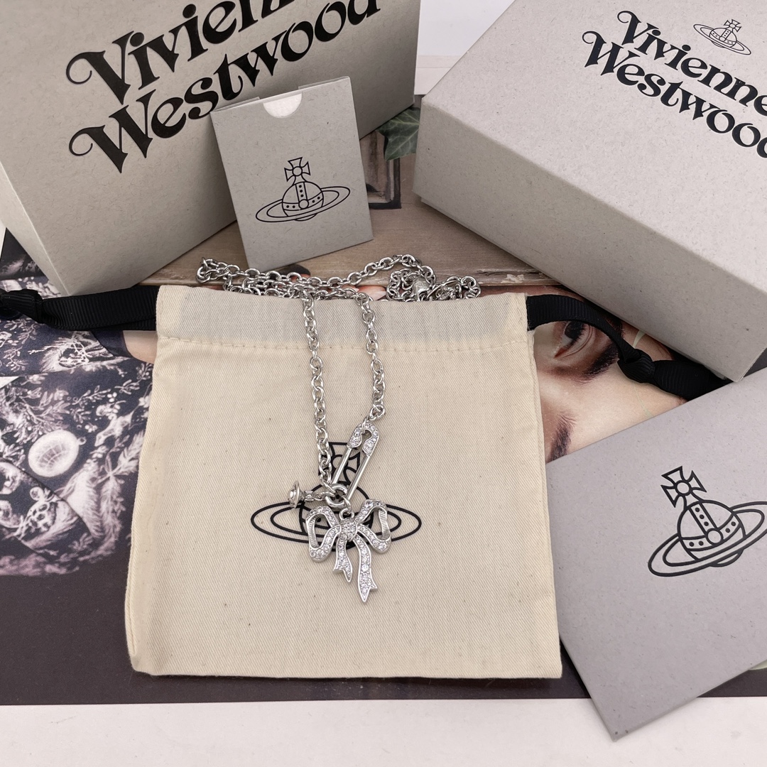 NO:669605,88180【VivienneWestwood】Baby, what is a happy planet? Come on, this is a happy planet!  The beautiful brooch bow necklace is highly recommended. You must buy it as a set. You are sure to buy it with your eyes closed!  The pure crown ball is a classic symbol, and the shining rings of Saturn outline the future as the waves flow, opening up a new encounter with the future!  The diamonds on the bow and pin are made of customized Swarovski rhinestones to create a three-dimensional and compact planet!  You can completely feel its texture when you get it. It feels super nice. The rhinestone embellishment appears on the design of Saturn, adding a lot of cool and fashionable pretty looks. It makes the punk look a little girly at the same time, bringing with it a group of fashion fans!  It’s really beautiful, can be salty or sweet, pure or delicious!  I fell in love at first sight, it is definitely a leader in the 'practical + high-end' world, an absolute yyds, an absolute treasure, and a necklace that will never go out of style!  ,,necklace,Cardia high-end jewelry1986090988180【VivienneWestwood】宝宝,什么是快乐星球,来,这就是快乐星球！绝美别针蝴蝶结项链,重磅推荐,一定要整套入,闭眼入准没错！纯粹王冠球是经典的象征,闪耀土星环勾勒未来波光流转间,开启一场与未来的崭新际遇！蝴蝶结和别针上边的钻采用定制的施华洛水钻立体小巧的星球！拿到手完完全全可以感受到它的质感,手感超nice用水钻的点缀出现在土星的设计上,增添不少冷艳时髦的俏丽模样,使得朋克同时又有点小少女,自带一群时尚粉！真的敲好看,可盐可甜,可纯可欲！一眼便钟情,绝对是“实用+高级”界的杠把子,绝对的yyds,绝对的宝藏永不过时的项链！,,necklace,卡迪亚高端饰品,Jewelry