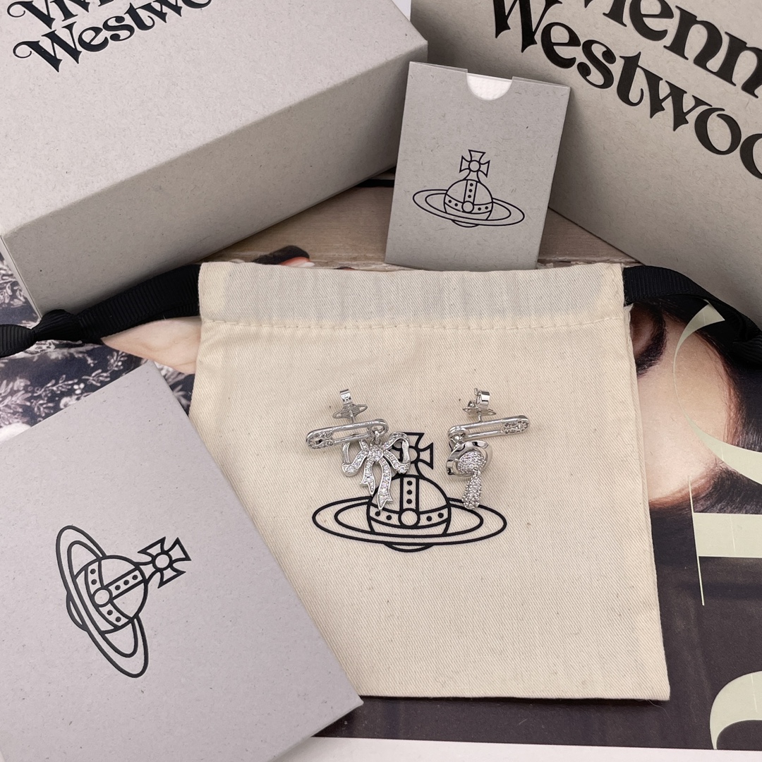 NO:669600,88180【VivienneWestwood】Baby, what is a happy planet? Come on, this is a happy planet!  Beautiful pin bow planet asymmetric earrings, free packaging!  Highly recommended, be sure to buy the whole set, and you’re sure to buy it with your eyes closed!  The pure crown ball is a classic symbol, and the shining rings of Saturn outline the future as the waves flow, opening up a new encounter with the future!  The diamonds on the bow, planet and pin are made of customized Swarovski rhinestones, and you can completely feel its texture when you hold it. It feels super nice. The embellishment of rhinestones appears on the design of Saturn, adding a lot of cool and fashionable pretty looks, making the punk look a little girly at the same time, bringing with it a group of fashion fans!  It’s really beautiful, can be salty or sweet, pure or delicious!  I fell in love at first sight, it is definitely a leader in the 'practical + high-end' world, an absolute yyds, an absolute treasure, and timeless earrings!  ,,Cardia high-end jewelry1986090988180【VivienneWestwood】宝宝,什么是快乐星球,来,这就是快乐星球！绝美别针蝴蝶结星球不对称耳钉,送包装！重磅推荐,一定要整套入,闭眼入准没错！纯粹王冠球是经典的象征,闪耀土星环勾勒未来波光流转间,开启一场与未来的崭新际遇！蝴蝶结 星球和别针上边的钻采用定制的施华洛水钻拿到手完完全全可以感受到它的质感,手感超nice用水钻的点缀出现在土星的设计上,增添不少冷艳时髦的俏丽模样,使得朋克同时又有点小少女,自带一群时尚粉！真的敲好看,可盐可甜,可纯可欲！一眼便钟情,绝对是“实用+高级”界的杠把子,绝对的yyds,绝对的宝藏永不过时的耳钉！,,卡迪亚高端饰品,Jewelry