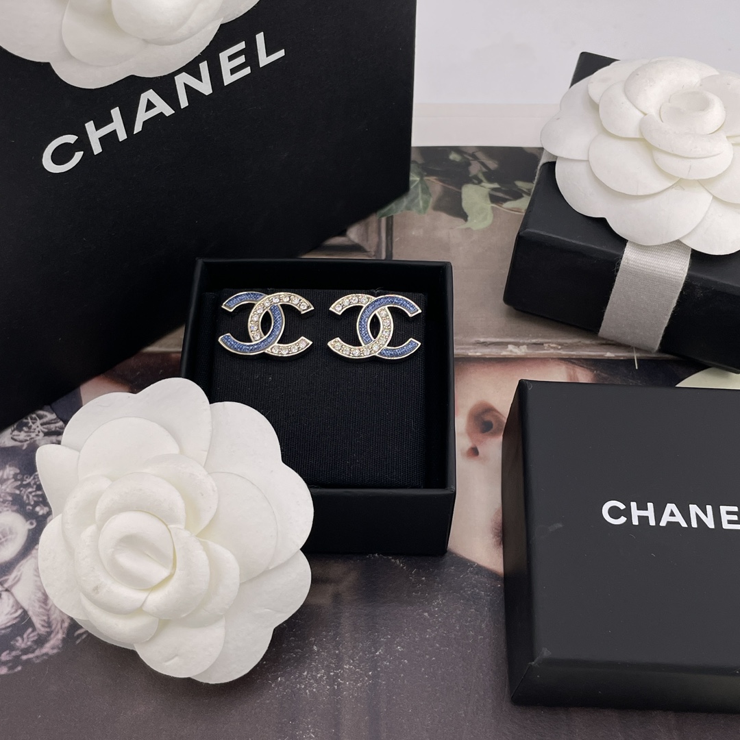 NO:669667,88160【Fragrant imitation denim diamond double c stud earrings】Z!  The most popular imitation denim series of Fu26, the most popular imitation denim series in early spring, which has a large number of consulting customers, is debuting on the entire network!  The old rule is first come first served. The classic double c must be entered in every issue!  Love it so much, super out of stock!  Huge, huge, hard to buy!  I'm really sorry if I don't buy it. I've customized the material for a long time. The imitation denim effect is amazing. The effect is amazing. The denim fabric texture pattern is carefully made on the upper body, which is fresh and beautiful!  The whole series is being shipped one after another. It is highly recommended to keep it for yourself, Cardia high-end jewelry.1986090988160【香仿牛仔拼钻双c耳钉】Z ！量大咨询客Fu26早春最爆款仿牛仔系列巨巨巨火爆全网首发！老规矩先到先得经典的双c每期必入！太爱啦超级断货王！巨巨巨难买！不买真心对不起自己定制了好久的材料,超赞的仿牛仔效果,效果太惊艳了,细致的做出了牛仔布料肌理纹上身清新貌美巨巨巨好看！全系列陆续出货中强烈推荐闭入自留哇,,卡迪亚高端饰品,Jewelry