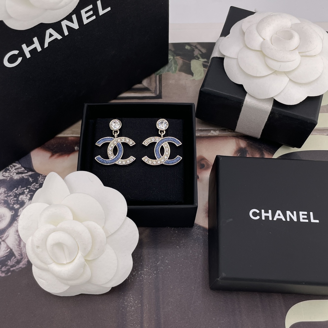 NO:669654,88180 [Fragrant diamond hanging imitation denim diamond double c stud earrings] Z!  The most popular imitation denim series of Fu26, the most popular imitation denim series in early spring, which has a large number of consulting customers, is debuting on the entire network!  The old rule is first come first served. I love it so much. Super out of stock!  Huge, huge, hard to buy!  A must-have double c series in every issue!  I love the denim element design so much that I don’t want to buy it. I’m really sorry that I customized the material for a long time. The imitation denim effect is amazing. The effect is amazing. The texture of the denim fabric is carefully made and the upper body is fresh and beautiful!  The whole series is being shipped one after another. It is highly recommended to keep it for yourself, Cardia high-end jewelry.1986090988180【香钻吊仿牛仔拼钻双c耳钉】Z ！量大咨询客Fu26早春最爆款仿牛仔系列巨巨巨火爆全网首发！老规矩先到先得太爱啦超级断货王！巨巨巨难买！每期必入的双c系列！牛仔元素设计太爱啦不买真心对不起自己定制了好久的材料,超赞的仿牛仔效果,效果太惊艳了,细致的做出了牛仔布料肌理纹上身清新貌美巨巨巨好看！全系列陆续出货中强烈推荐闭入自留哇,,卡迪亚高端饰品,Jewelry