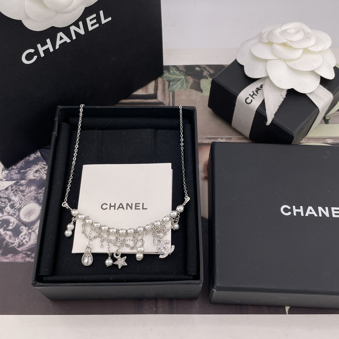 NO:677792,88230 [Fragrant Fairy Multi-Accessory Tassel Pearl Necklace] Mrs. Z 8500 is so beautiful. This is a must-have new model in early spring, a beautiful fairy tassel necklace!  It’s so hot that it explodes, and it’s so beautiful that it’s suffocating. If you don’t buy it, I’m really sorry that you fell in love with it at first sight!  It looks so stunning when worn in person!  Very girly!  It is very heavy-duty, and the hardware details are very delicate and [witty] and three-dimensional, which perfectly reflects the noble and high-end feeling!  Really beautiful, extremely versatile and attractive, very beautiful!  The sense of design is superb, and the upper body is elegant and elegant, so beautiful!  Wear it and you will be a rich girl!  It is highly recommended to keep it for yourself [wit] There are thousands of versions on the market, various low-end versions, be sure to compare a lot, and you will not go wrong if you look for our products [laughing] [laughing] I will help you save 8k in every minute, necklace, Cartier high-end jewelry1986090988230【香仙女多配件流苏珍珠项链】Z 8500太太太好看啦早春本季必入爆款新款,绝美仙女流苏项链！火到炸裂,美到窒息,不买真心对不起自己一眼爱上！实物戴上超惊艳超仙！非常的少女感！恰到好处的体现贵贵的高级感非常重工,五金细节做得很细腻[机智]立体！真心的美,巨百搭巨耐看,很仙美！设计感超绝,上身气质优雅并存,很仙美！戴上它你就是富家千金！强烈推荐自留[机智]市面上万万千千版本,各种low版,一定要多多对比,认准我们家出品一定不会错[偷笑][偷笑]分分钟又帮你们节省了8k大洋,,necklace,卡迪亚高端饰品,Jewelry