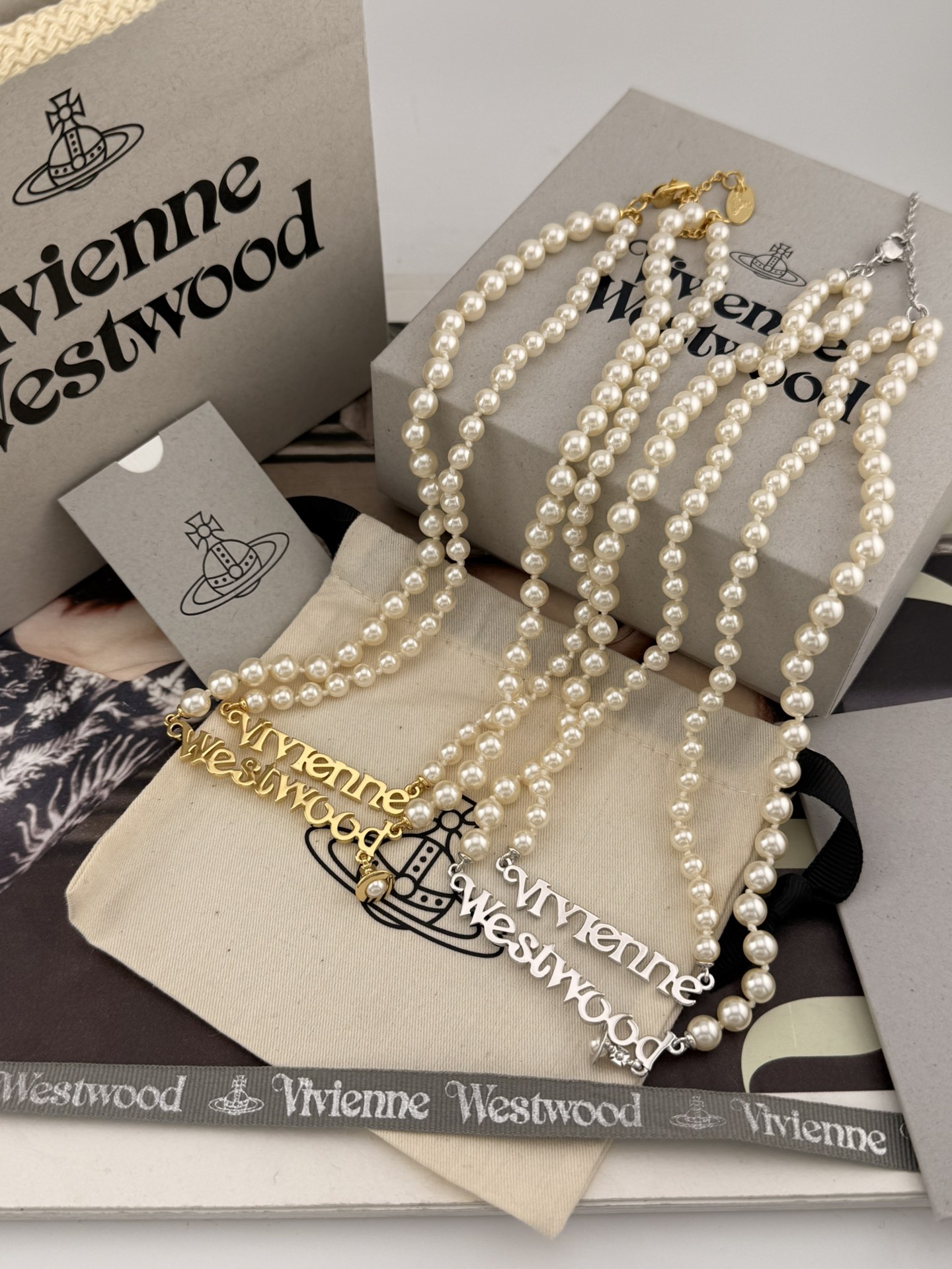 NO:677839,88230, [Vivienne Westwood] Baby, what is a happy planet? Come on, this is a happy planet!  Stunning double pearl alphabet planet bracelet!  Gold and silver colors!  Highly recommended, must buy, the mirror polished letters are very high-end and textured!  The double-layer pearl design is staggered to naturally create a stacking effect!  It’s right to close your eyes and enter!  The pure crown ball is a classic symbol, and the shining rings of Saturn outline the future as the waves flow, opening up a new encounter with the future!  Our Saturn is also made with custom-made Swarovski beads, not just made with plastic beads and diamonds on the market!  When you get it, you can completely feel its texture, feel and luster. The design of the Saturn pearl with letters is super nice, adding a lot of cool and fashionable pretty looks, making the punk look a little girly at the same time, bringing with it a group of fashion fans!  It’s really beautiful, can be salty or sweet, pure or delicious!  I fell in love at first sight, it is definitely a leader in the 'practical + high-end' world, an absolute yyds, an absolute treasure, a timeless pearl necklace!  ,,necklace,bracelet,Cardia high-end jewelry1986090988230,【VivienneWestwood】宝宝,什么是快乐星球,来,这就是快乐星球！绝美双层珍珠字母星球手链！金,银两个颜色！重磅推荐,一定要入,镜面抛光字母非常高级有质感！双层珍珠设计错开自然营造出叠戴效果！闭眼入准没错！纯粹王冠球是经典的象征,闪耀土星环勾勒未来波光流转间,开启一场与未来的崭新际遇！我们土星也是定制的施华洛珠,而非市面上随随便便用个塑料珠子和钻就做出来的！拿到手完完全全可以感受到它的质感,手感,光泽感超nice字母土星珍珠的设计,增添不少冷艳时髦的俏丽模样,使得朋克同时又有点小少女,自带一群时尚粉！真的敲好看,可盐可甜,可纯可欲！一眼便钟情,绝对是“实用+高级”界的杠把子,绝对的yyds,绝对的宝藏永不过时的珍珠项链！,,necklace,bracelet,卡迪亚高端饰品,Jewelry