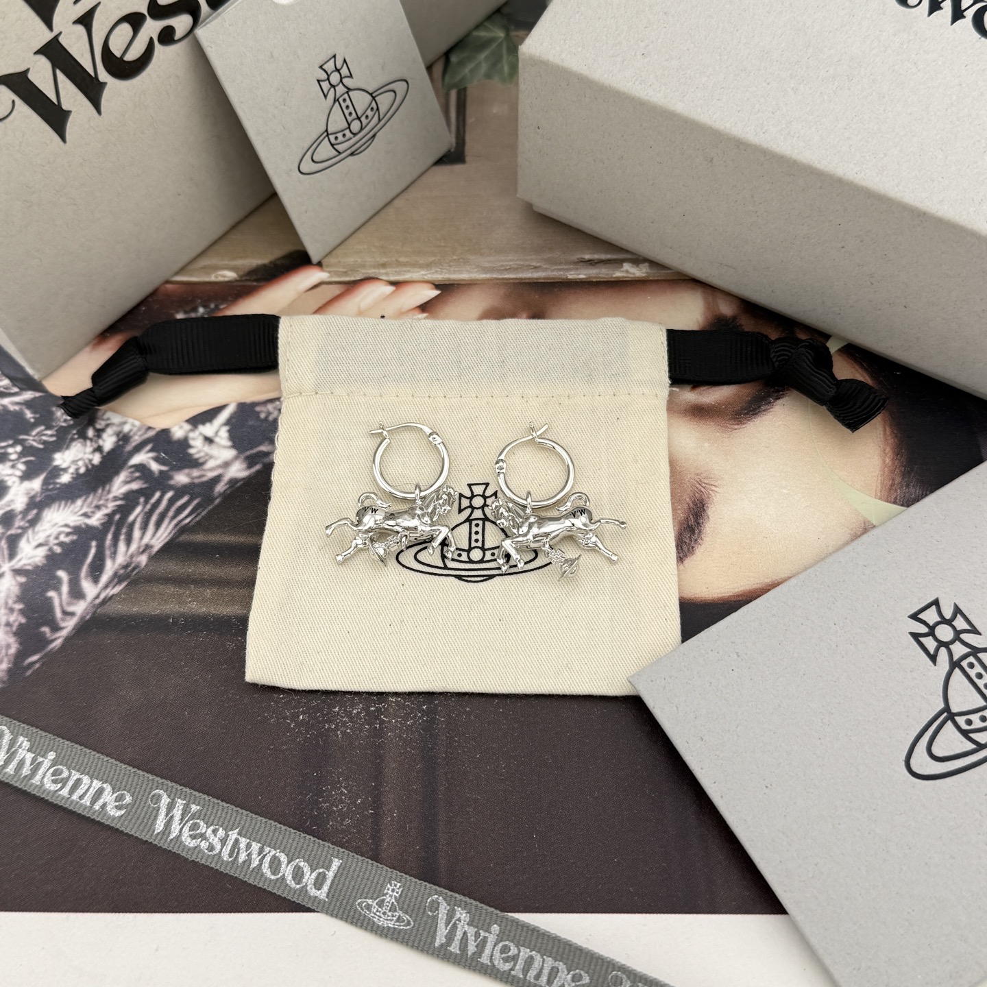 NO:688865,88170【Vivienne Westwood】Baby, what is a happy planet? Come on, this is a happy planet!  Love it so much!  Juejuezi’s three-dimensional pony design!  Comes with packaging!  It is highly recommended that you close your eyes and enter!  The pure crown ball is a classic symbol, and the shining rings of Saturn outline the future as the waves flow, opening up a new encounter with the future!  I love it so much. When I get it, I can completely feel its texture, feel and gloss. It’s so nice and exquisite!  It adds a lot of cool and fashionable pretty looks, making the punk look a little girly at the same time, bringing with it a group of fashion fans!  It’s really beautiful, can be salty or sweet, pure or delicious!  Fall in love at first sight, definitely the leader in the 'practical + high-end' world, absolute yyds, absolute treasure, timeless Saturn, Cardia high-end jewelry1986090988170【Vivienne Westwood】宝宝,什么是快乐星球,来,这就是快乐星球！太爱啦！绝绝子立体小马设计！配包装！重磅推荐闭眼入准没错！纯粹王冠球是经典的象征,闪耀土星环勾勒未来波光流转间,开启一场与未来的崭新际遇！太爱啦拿到手完完全全可以感受到它的质感,手感,光泽感超nice超级精致！增添不少冷艳时髦的俏丽模样,使得朋克同时又有点小少女,自带一群时尚粉！真的敲好看,可盐可甜,可纯可欲！一眼便钟情,绝对是“实用+高级”界的杠把子,绝对的yyds,绝对的宝藏永不过时的土星,,卡迪亚高端饰品,Jewelry