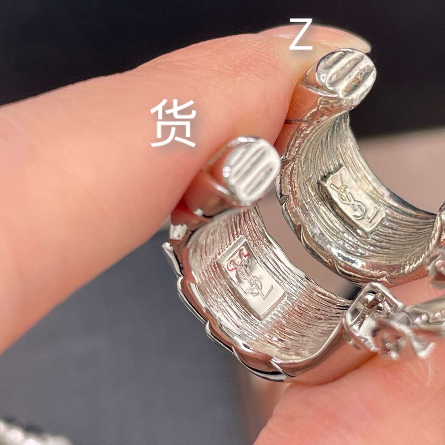 【】   Z VS 我们！认准我们家出品！只对标官网❗️无限放大对比！饰品类的工艺现在对于我们来说，完完