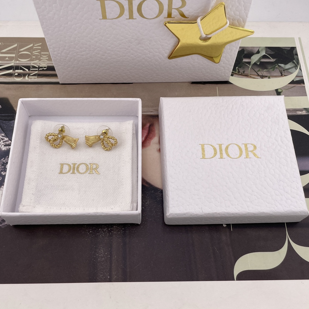 NO:720775,88150 [D Golden Bell Stud Earrings] D!or vintage series, the more you look at it, the better it looks, no less than Ch@nel’s vintage!  A must-have for everyone, the beautiful bell design!  Three-dimensional design, pure hand-drawn twist bow asymmetrical design, divided into left and right sides, the overall curvature and staggered feeling are very exquisite and high-end!  Ear acupuncture is also the same as hypoallergenic steel acupuncture!  And consistent with the single standard of medieval design, look for our products!  It’s so beautiful and beautiful, I really like it. The more you look at the vintage, the more flavorful it becomes. Each style is a series developed by Z that we rarely buy, cherish, and worth collecting, Cartier high-end jewelry.1986090988150【D 金铃铛耳钉】D!or vintage系列,越看越好看,丝毫不亚于Ch@nel的vintage！人手必入,绝美铃铛设计！立体的设计,纯手工拉丝麻花蝴蝶结不对称设计,分左右边,整体的弧度跟错落感非常精致高级！耳针也一致z防过敏钢针！且一致z中古设计单标,认准我们家出品！好美好美上身着实令人喜欢得不得了,越看越有味道的vintage,每款均是我们可遇不可求的购入Z开发的,珍惜哈,值得珍藏的系列,,卡迪亚高端饰品,Jewelry