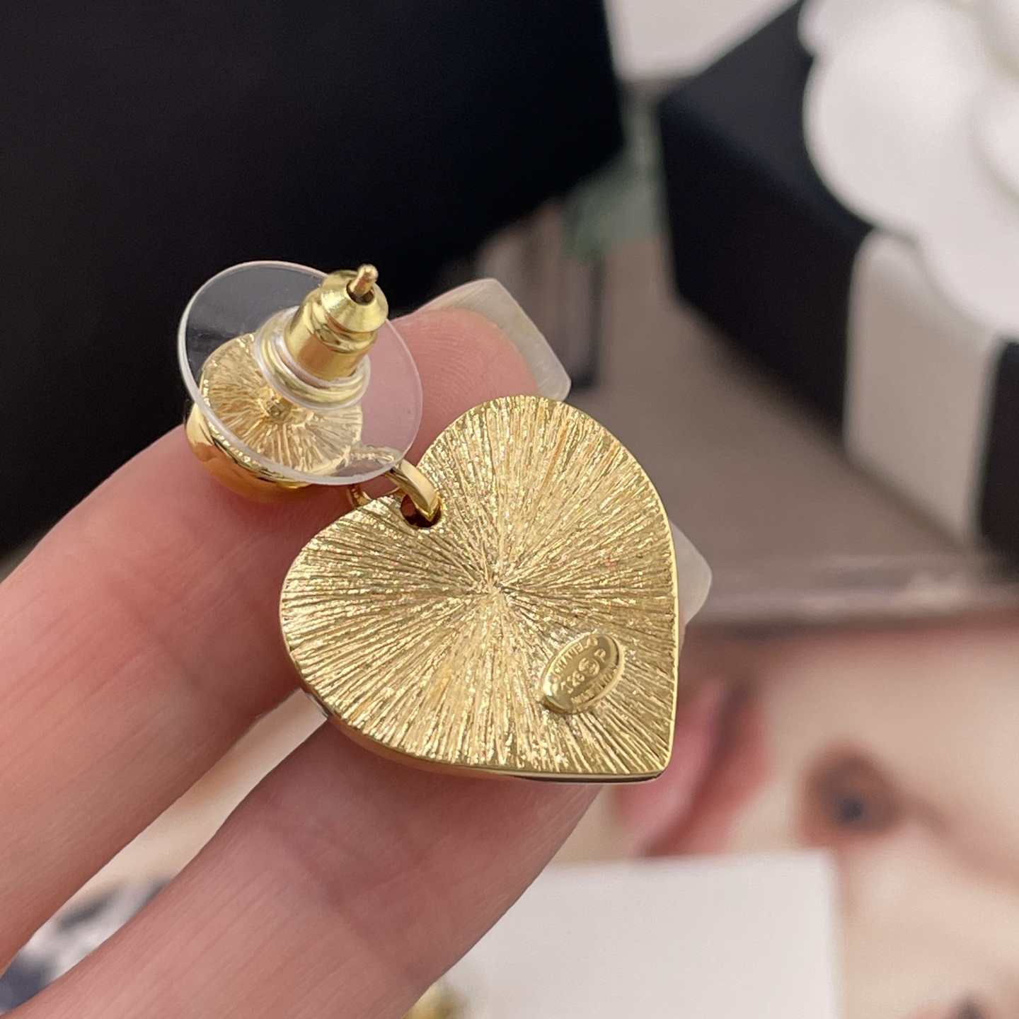 【【香红点吊黑金心耳钉】预售下周出！溢价代购购入Z 6100！量大咨询客Fu❗️26春夏最新系列，巨巨巨