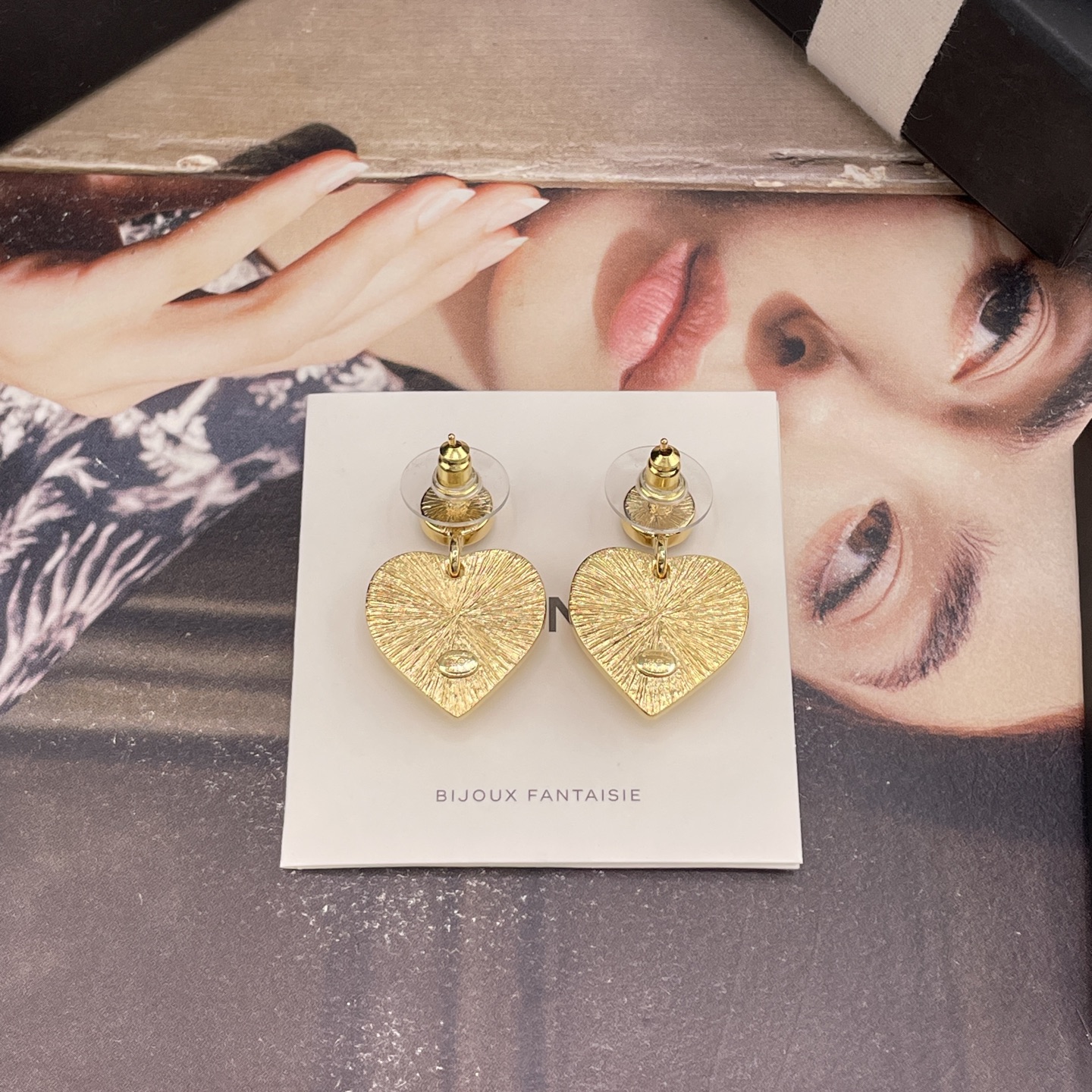 【【香红点吊黑金心耳钉】预售下周出！溢价代购购入Z 6100！量大咨询客Fu❗️26春夏最新系列，巨巨巨