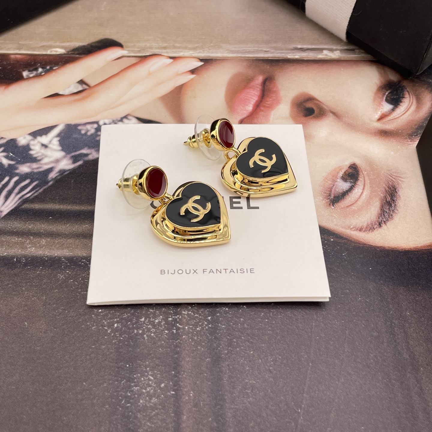 【【香红点吊黑金心耳钉】预售下周出！溢价代购购入Z 6100！量大咨询客Fu❗️26春夏最新系列，巨巨巨