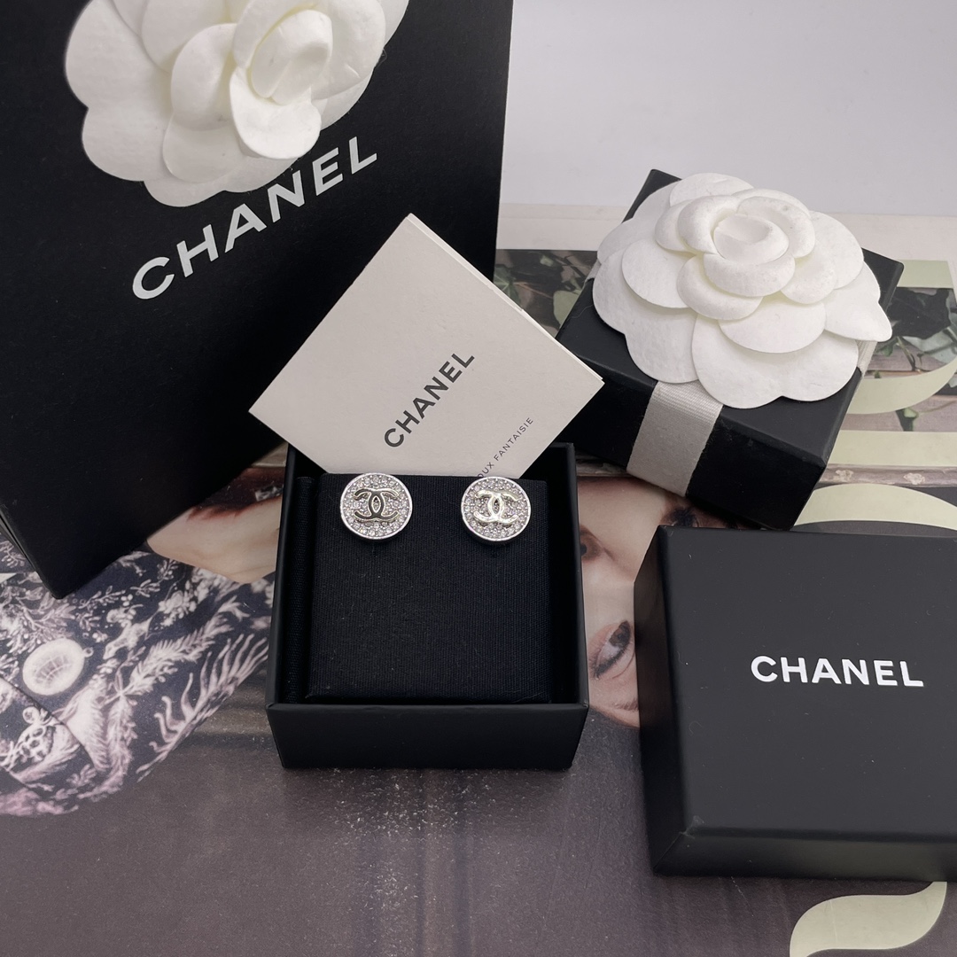 NO:721098,88180 [Fragrant gold c full diamond silver button earrings] Z, large quantity, please consult the customer for the latest spring and summer style of 26!  Pre-sale for the first time on the entire network for 3 days!  The old rule is first come first served!  Send packaging!  Wow wow, so beautiful!  I love blingbling so much~~Super flattering face shape!  Highly recommended!  Classic models that have been around for thousands of years, this season’s designs really have to be given to 10,000, they are all so touching!  A very high-quality earring, a must-have classic double-C earring in every issue, all made of jewelry-grade polishing, two-color electroplating process, super versatile, classic and timeless, a must-have for fragrance [wit], Cardia high-end jewelry1986090988180【香金c满钻银纽耳钉】Z,量大咨询客Fu26春夏最新款！全网首发预售3天！老规矩先到先得！送包装！哇哇,太美啦！blingbling爱惨了~~超级修饰脸型！重磅推荐！万年经典款,这一季的设计,真的要给一万个,款款戳中人心啊！非常有质感的一款耳钉,每期必入的经典双c耳钉,全部采用珠宝级别抛光,双色电镀工艺,超级百搭,经典永不过时,香粉必入[机智],,卡迪亚高端饰品,Jewelry