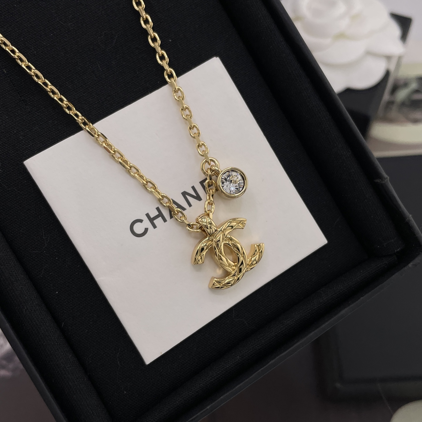 Collier CHANEL double C strass rond matelassé