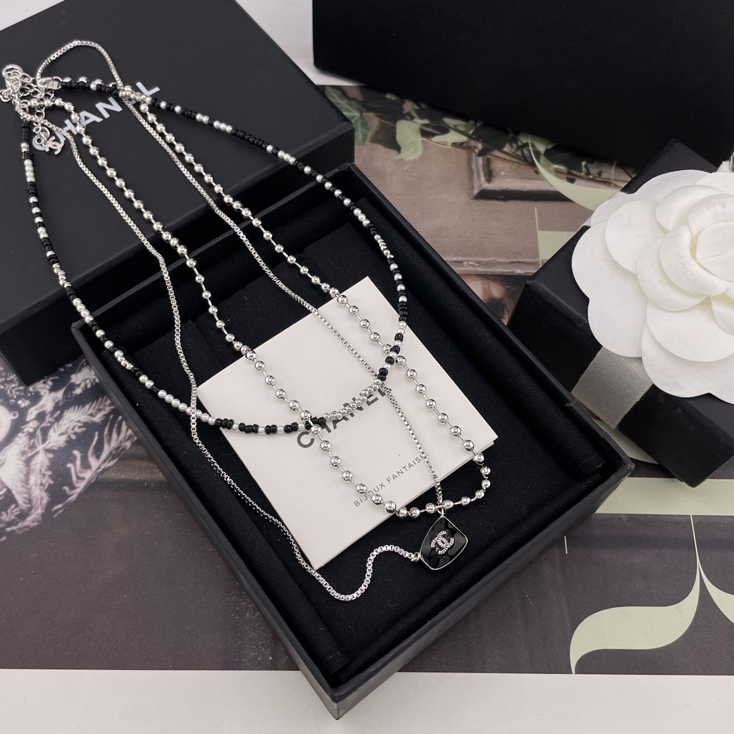 216798【Collar de tres capas de cuentas blancas y negras】Estilo vintage, ¡muy guay! Viene con diseño de capas, ya no tie…