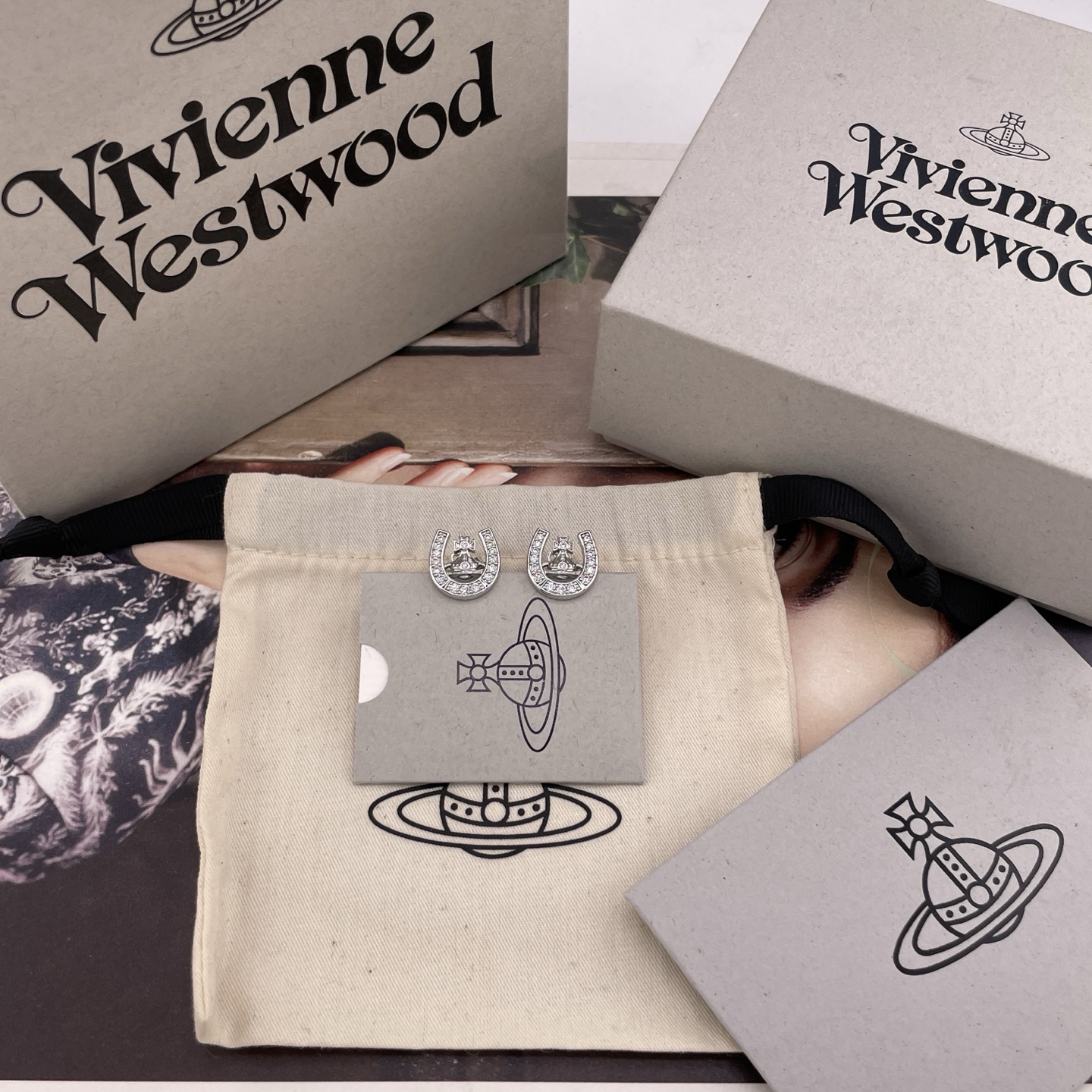 NO:720791,88160【VivienneWestwood】Baby, what is a happy planet? Come on, this is a happy planet!  Horseshoe buckle Saturn earrings!  Lucky design for the Year of the Horse!  Highly recommended, you must enter, you will definitely enter with your eyes closed!  The pure crown ball is a classic symbol, and the shining rings of Saturn outline the future as the waves flow, opening up a new encounter with the future!  The diamonds on our Saturn are also custom-made Swarovski rhinestones, not just made of plastic diamonds on the market!  When you get your hands on it, you can completely feel its texture, feel and luster. The rhinestone embellishment appears on the design of Saturn, adding a lot of cool and fashionable pretty looks, making the punk look a little girly at the same time, bringing with it a group of fashion fans!  It’s really beautiful, can be salty or sweet, pure or delicious!  I fell in love at first sight, it is definitely a leader in the 'practical + high-end' world, an absolute yyds, an absolute treasure that will never go out of style!  ,,Cardia high-end jewelry1986090988160【VivienneWestwood】宝宝,什么是快乐星球,来,这就是快乐星球！马蹄扣土星耳钉！马年幸运设计！超级推重磅推荐,一定要入,闭眼入准没错！纯粹王冠球是经典的象征,闪耀土星环勾勒未来波光流转间,开启一场与未来的崭新际遇！我们土星上边的钻也是定制的施华洛水钻,而非市面上随随便便用个塑料钻就做出来的！拿到手完完全全可以感受到它的质感,手感,光泽感超nice用水钻的点缀出现在土星的设计上,增添不少冷艳时髦的俏丽模样,使得朋克同时又有点小少女,自带一群时尚粉！真的敲好看,可盐可甜,可纯可欲！一眼便钟情,绝对是“实用+高级”界的杠把子,绝对的yyds,绝对的宝藏永不过时！,,卡迪亚高端饰品,Jewelry