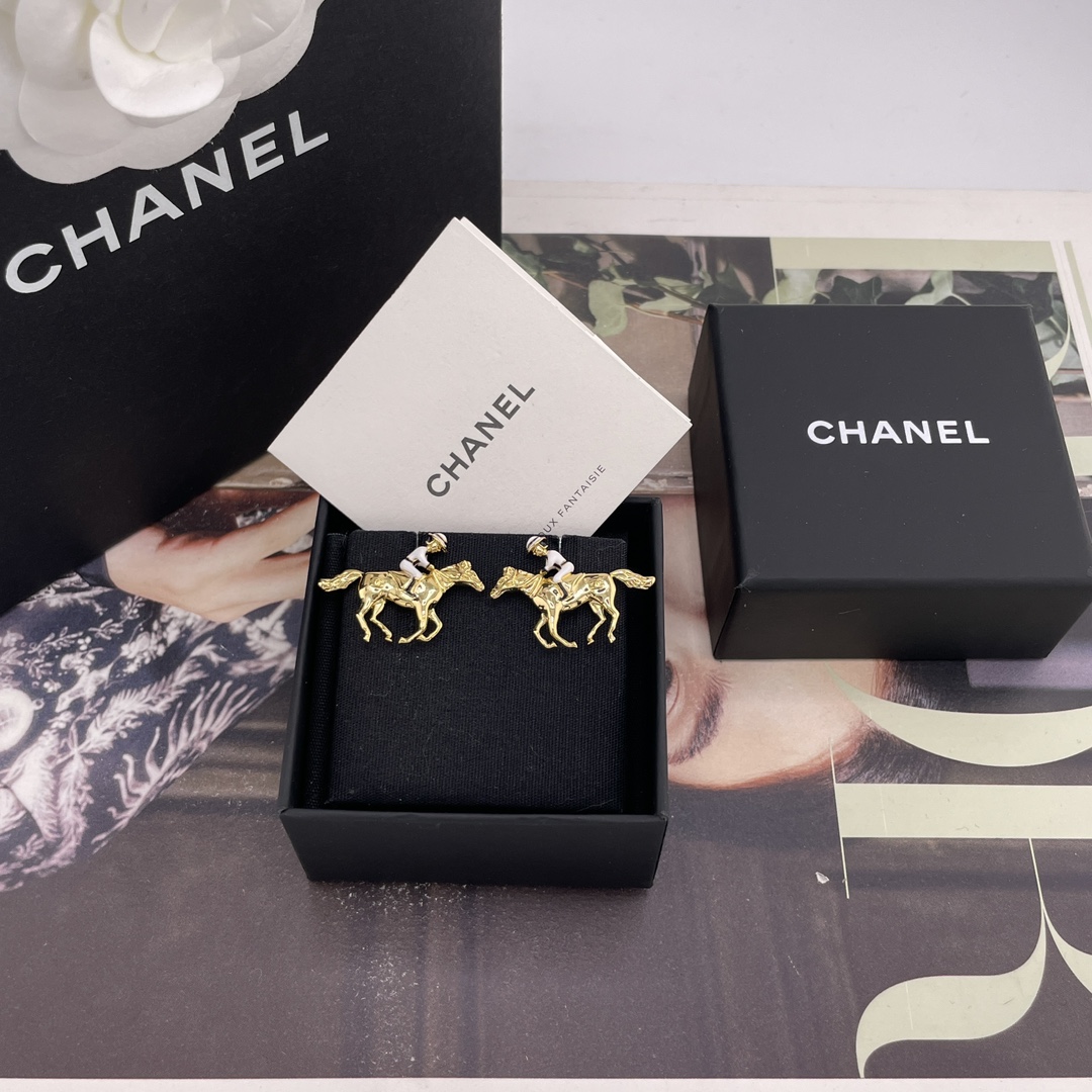 NO:720906,88180【Horse Knight Earrings】Z!  Ready stock~large quantity, please contact customer service for the latest spring and summer style of 26, limited edition for the Year of the Horse. It’s so popular that it’s so beautiful that it’s so beautiful that it’s suffocating. I’m really sorry if I don’t buy it. Wow, it’s so beautiful, like a fairy!  Retro golden pony knight design!  Simple but not simple design!  Clean and neat!  Very classic!  Ten years later, it is still as beautiful as it is delicate and has a sense of presence. It has a double-sided design and the details are well-tuned. I like it. It is sweet or salty. It is absolutely the finishing touch for daily matching. Close your eyes and rush it. Cardia high-end jewelry1986090988180【香马骑士耳钉】Z ！现货~量大咨询客Fu26春夏最新款,马年限定马到成功火到炸裂,美到窒息,不买真心对不起自己哇哇,太美了,仙女级别！复古金色小马骑士造型设计！简约而不简单的设计！干净利落！非常的经典！十年后还是一样好看精致又有存在感,双面设计,细节拿捏上身好喜欢可甜可盐,非常绝绝对是日常搭配的点睛之笔闭眼冲,,卡迪亚高端饰品,Jewelry