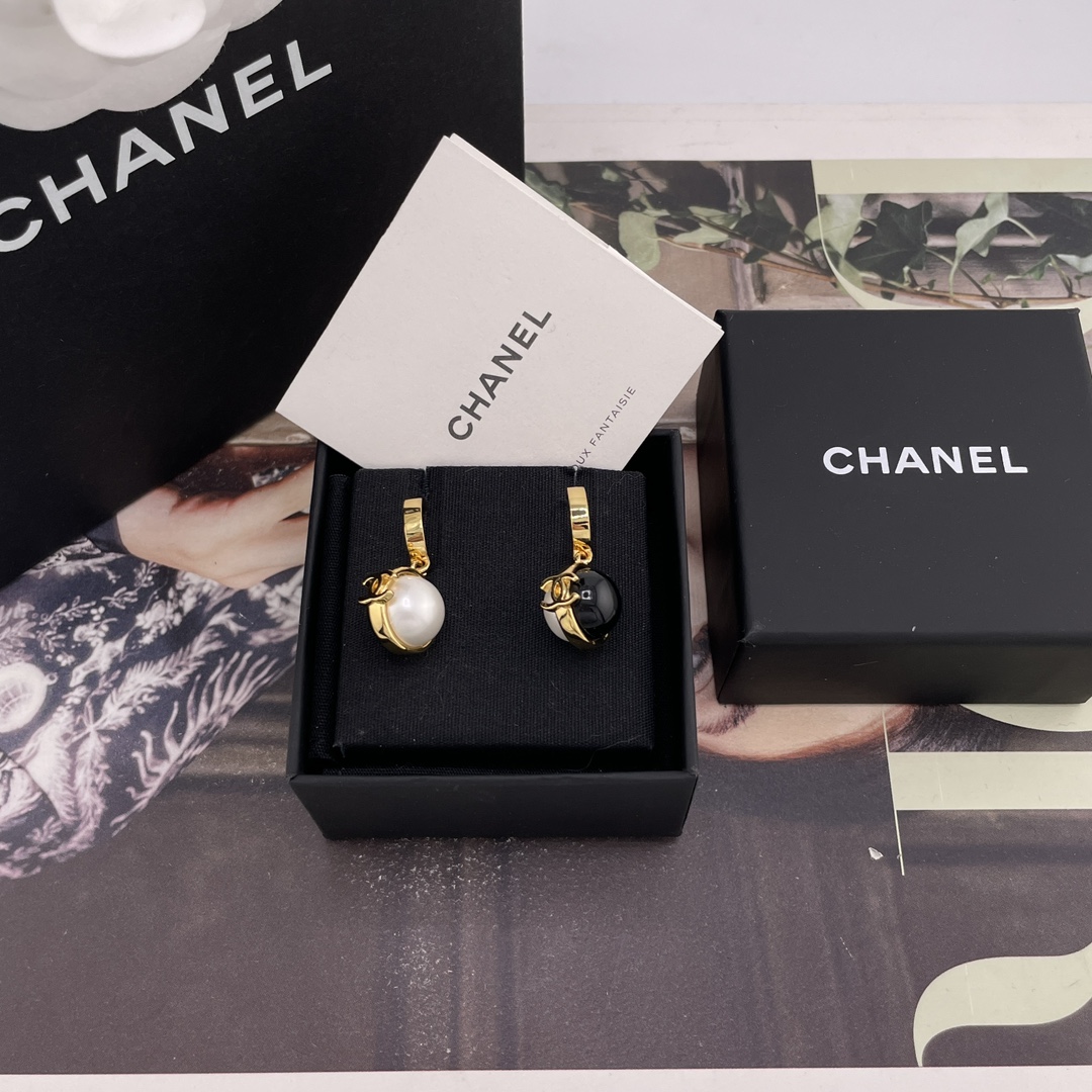 NO:720778,88180 [Fragrant gold hooked black and white ball stud earrings] Z, love it so much!  An eye-catching design!  Premium purchasing must also be won!  The old rule is first come first served!  !  My wife loves the very high-end and classic black and white gold combination!  The contrasting color splicing design is very creative!  It also has a bit of a vintage flavor, and it goes beautifully on the ears!  Simple but not simple!  Small and exquisite!  ,,Cardia high-end jewelry1986090988180【香金钩吊黑白球耳钉】Z ,太爱了！一眼心动的设计！溢价代购也必须拿下！老规矩先到先得！！太太太爱啦很高级经典的黑白金搭配！撞色拼接设计,非常有创意设计感！又有点vintage的味道,上耳绝美！简约而不简单！小巧而精致！,,卡迪亚高端饰品,Jewelry