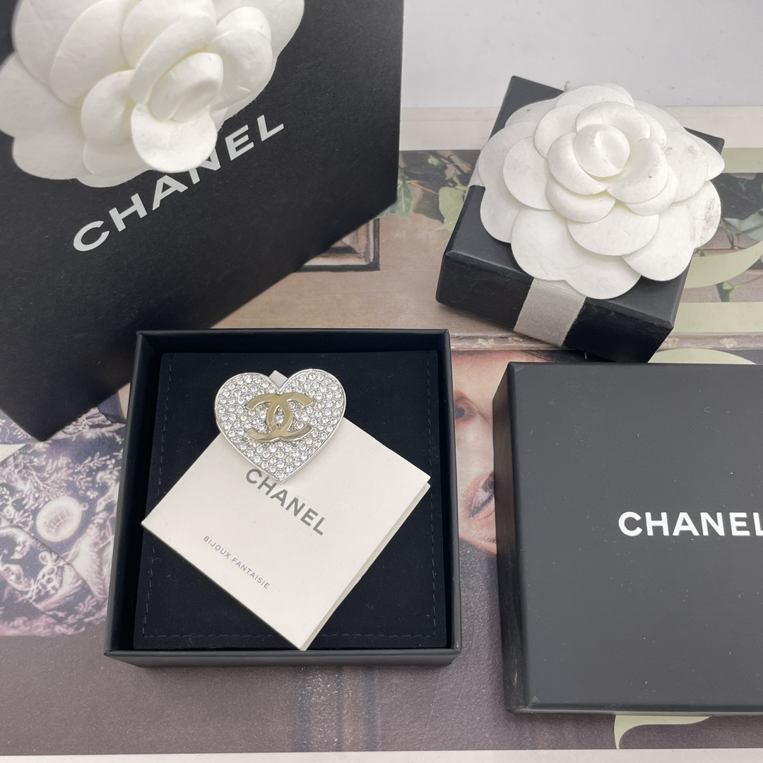 NO:765290,88180 [Fragrant diamond love gold c brooch] Z!  Large quantity consultation customer service 26 spring and summer latest beautiful love series!  For the first time on the Internet, I discovered that Huo is crazy beautiful. Grandma Xiang, you are so good. Full of diamonds, love pavé, super sparkling Blingbling, gentle and a little luxurious, the upper body is huge and beautiful, and it feels like a wealthy daughter!  The 26P series is limited to the season and has high collection value. Highly recommended, brooch, breastpin, and Cartier high-end jewelry.1986090988180【香满钻爱心金c胸针】Z ！量大咨询客Fu26春夏最新款绝美爱心系列！全网首发现huo美疯了香奶奶你太会了满钻爱心密镶超级闪Blingbling温柔又带点小轻奢,上身巨巨巨好看财阀千金既视感！26P系列是季节限定,收藏价值高强烈推荐,,brooch，breastpin,卡迪亚高端饰品,Jewelry