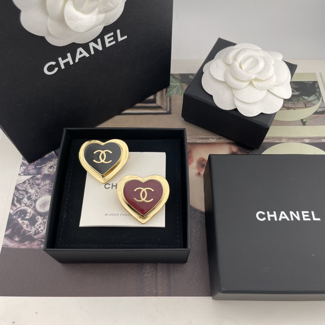 NO:765221,88160 [Fragrant red gold/black gold love brooch] Z!  Large quantity, please contact customer service. The latest series of 26 spring and summer, I love it so much. The old rule is first-come, first-served!  Every issue must be included in the love series!  Highly recommended!  Red, black!  The two colors are exciting, and the upper body is exquisite for everyday use!  New Year red, super girly black, extraordinarily dazzling and classic, paired with just the right amount of gold, fashionable and a bit retro!  Don’t say anything about the extremely high-end products, keep the two colors for yourself, brooch, breastpin, Cartier high-end jewelry1986090988160【香红金/黑金爱心胸针】Z ！量大咨询客Fu 26春夏最新系列巨巨巨美太爱啦 现货老规矩先买先得！每一期必入爱心系列！强烈推荐！红色,黑色！两个颜色,是心动的感觉,上身精致日常！新年红超级少女心黑色格外耀眼又经典搭配恰到好处的金色,时尚又带点复古感！巨高级什么也别说,两色先自留啦,,brooch，breastpin,卡迪亚高端饰品,Jewelry