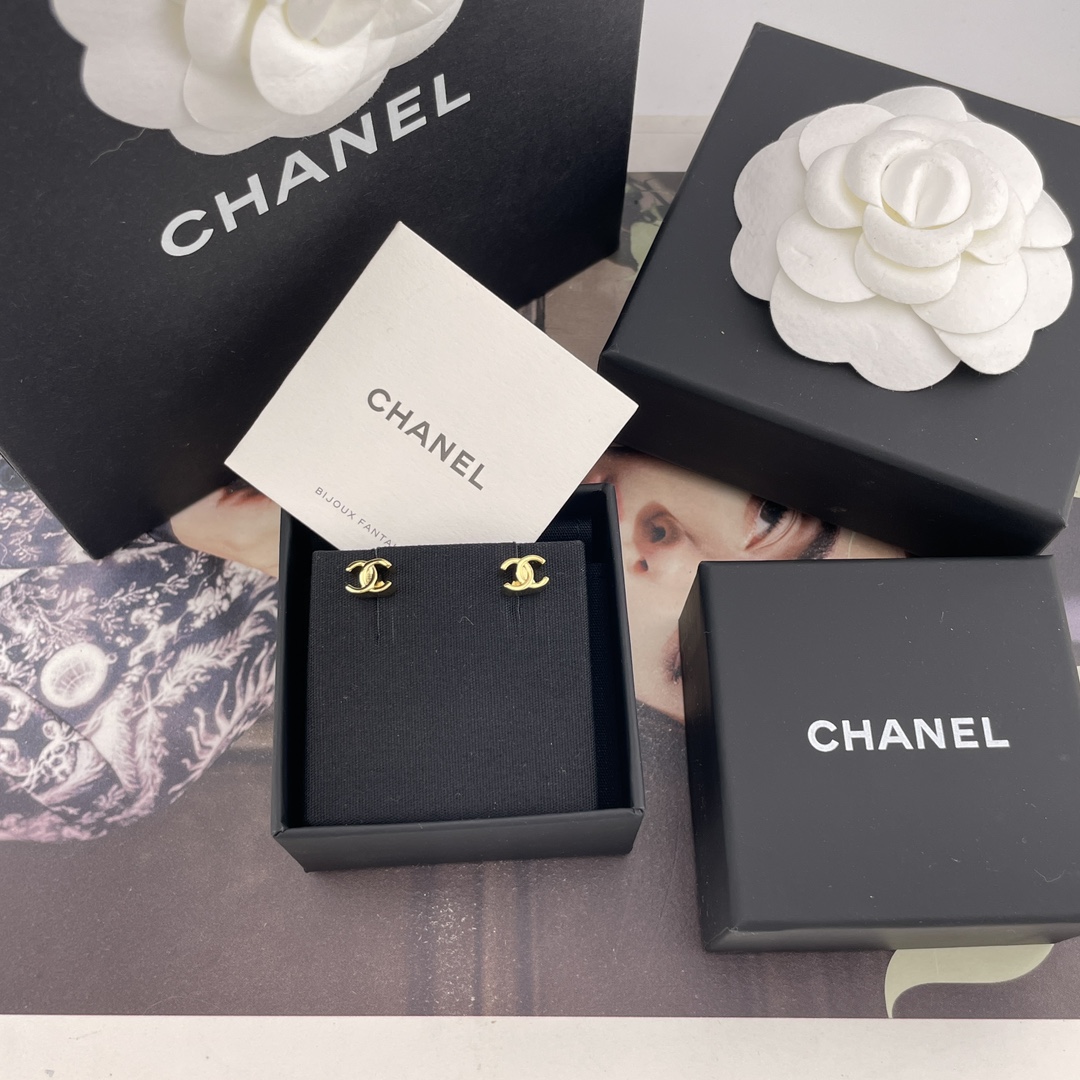 NO:765228,88130【Fragrant mini gold thick c earrings】Z!  Fu26P, a popular hot spring and summer model, is a beautiful classic double-c series with large volume of inquiries!  The old rule is to buy first, first drink with your eyes closed. It has a very vintage flavor!  Highly recommended!  'Fashion is fleeting, style lasts forever' This is the charm of Vintage!  The phrase 'come by chance but not seek' is perfect when applied to the Ch@nel Vintage series, which embodies a mature and timeless classic charm. So, when I usually encounter a vintage style that I like, I will definitely collect it without saying a word. Moreover, just like investment, Vintage that has steadily appreciated in value is so worthy of you [wit][wit][wit] Such a strong retro style!  ,,Cardia high-end jewelry1986090988130【香迷你金厚c耳钉】Z ！量大咨询客Fu26P春夏爆款绝美经典双c系列！老规矩先买先得闭眼冲太爱啦非常有vintage的味道！非常推荐！“流行稍纵即逝,风格永存”这就是Vintage的魅力！可遇而不可求这句话用在Ch@nel Vintage系列上是再合适不过了,体现的是一种成熟的、历时不变的经典魅力,So,一般遇到我喜欢的Vintage款式,二话不说,绝对会收藏,而且,就像投资一样,稳健升值的Vintage,你太值得拥有了[机智][机智][机智]这样一股浓烈的复古风！,,卡迪亚高端饰品,Jewelry
