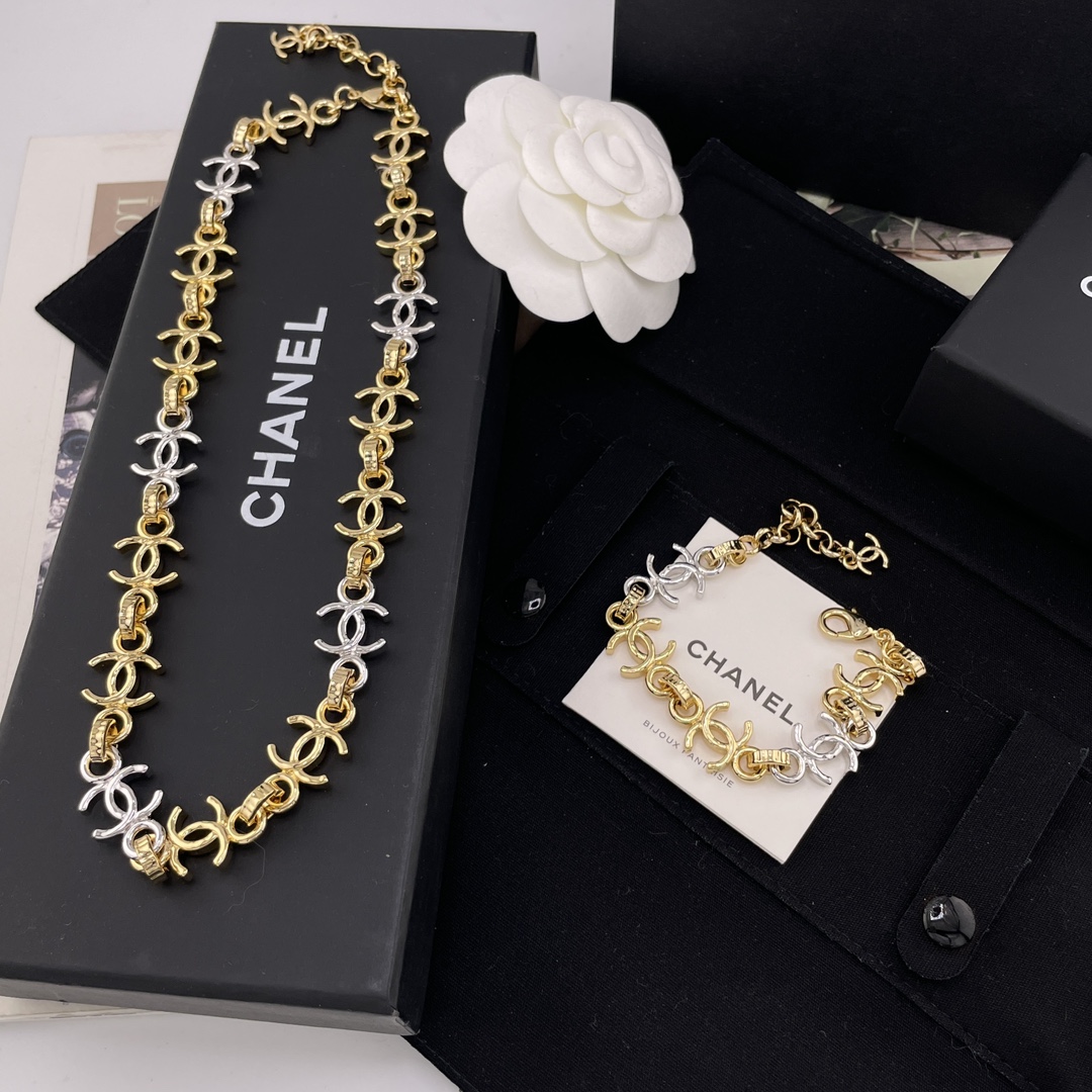 NO:816428,[Fragrant small gold and silver c bracelet/necklace] Necklace Z 11500, bracelet Z!  Large quantity consultation customer service 26 spring and summer latest models are first discovered on the entire network. The old rule is first come first served!  Bracelet 88200, necklace 88260 wow wow. It’s so beautiful. Classic gold and silver contrast colors, very design. The small size is everyday and exquisite!  Simple but not simple design!  The details are very ingenious!  It has a very vintage feel to it, and the sight of a rich girl’s upper body is really irresistible!  Taiaila’s same series of necklaces, earrings, earrings, and bracelets are now available simultaneously!  A must-have set, earrings, necklace, bracelet, Cartier high-end jewelry19860909【香小号金拼银c手链/项链】项链Z 11500,手链Z ！量大咨询客Fu26春夏最新款全网首发现huo老规矩先到先得！手链88200,项链88260哇哇 太美啦经典金银撞色,很有设计感 小号尺寸日常又精致！简约而不简单的设计！细节非常有巧思！非常有vintage的味道,上身富家千金既视感真心让人无法拒绝！太爱啦同系列项链,耳钉,耳环,手链同步上新！一套必冲,,earrings,necklace,bracelet,卡迪亚高端饰品,Jewelry