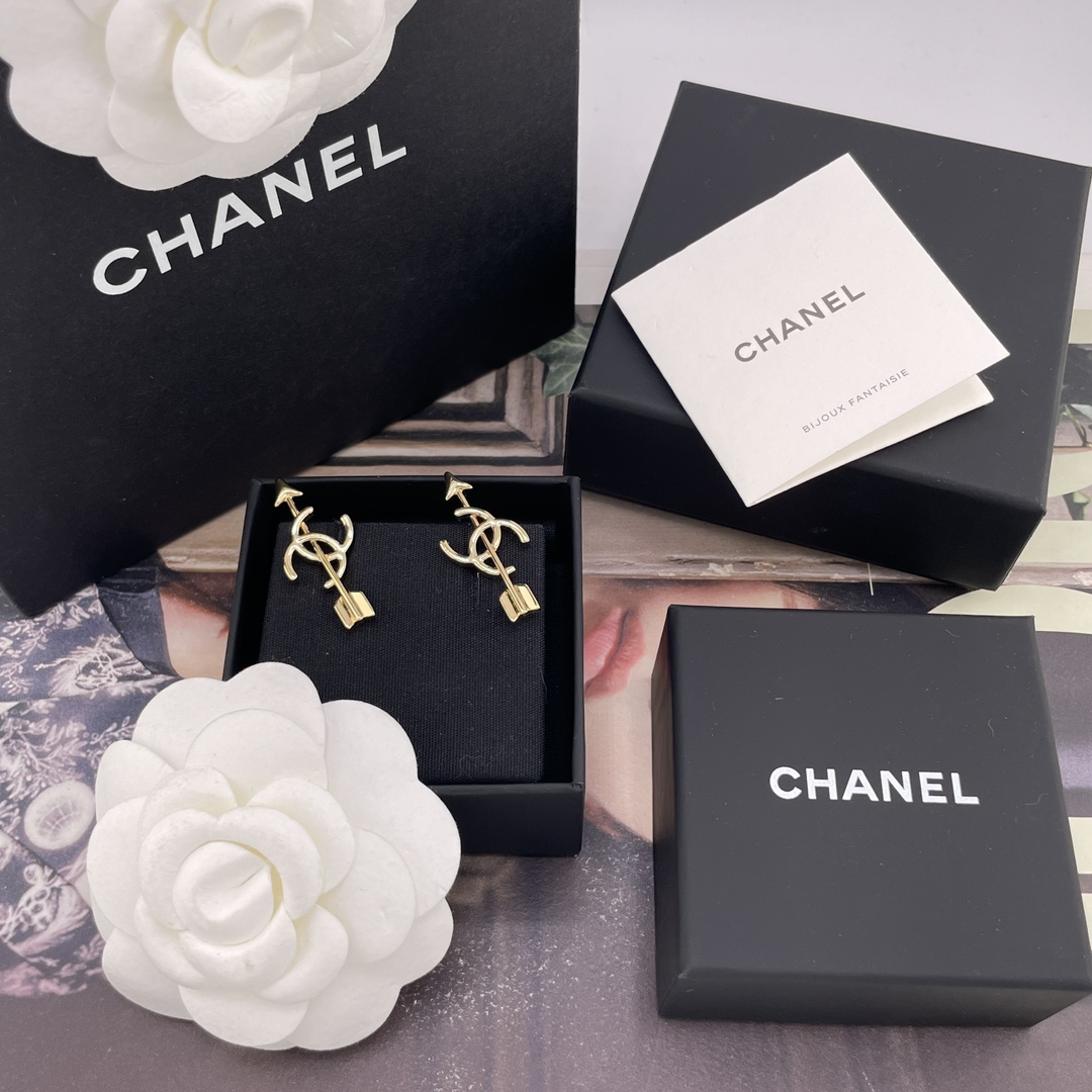 NO:765435,88160【Scented Cupid's Arrow Earrings Gold/Silver】Z!  Large quantity, please consult customer service. The latest and most beautiful 26S spring and summer series!  First release on the entire network!  The old rule is that you have to buy first, you have to close your eyes and check out the gold and silver colors, and you get free packaging!  Who knows? This design that I was asked about is really a bit surprising and eye-catching. This double C earring in the shape of Cupid’s arrow will hit your heart completely. It has a perfect ZP score. The upper ear is moderate in size and has a strong sense of design. It is a simple yet rich double C earring from the same series of necklaces. The ear clips are also new at the same time!  Recommend a set!  Babies without pierced ears can use ear clips!  Babies with ear piercings should take this one!  The position of the ear bone is unique~,,necklace,Cardia high-end jewelry1986090988160【香丘比特之箭耳钉金/银】Z ！ 量大咨询客Fu 26S春夏最新款绝美系列！全网首发！老规矩先买先得闭眼冲金色,银色两个颜色,送包装！谁懂啊被问爆的这款着实有点惊喜眼前一亮的设计,这个丘比特之箭造型的双C耳钉,完完全全就是射中你心,完美一致ZP分左右,上耳尺寸适中,设计感强,简单而又有内容的一款双C耳钉同系列项链,耳夹同步上新！推荐一套入！无耳洞宝宝可以冲耳夹！有打耳骨钉的宝宝冲这款！戴耳骨位置一绝~,,necklace,卡迪亚高端饰品,Jewelry