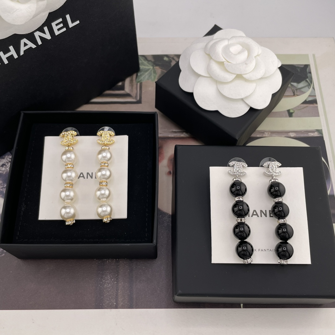 NO:765509,88200 [Fragrant double c hanging long lantern bead earrings] Z!  Please contact customer service for large quantity. Gao Yunzhen’s same style is beautiful!  The latest and most beautiful 26S spring and summer series are on a first-come, first-served basis!  The two colors are gold + white beads and silver + black beads. Wow, they are so beautiful. They are a must-have item this season!  Fairy level!  I love it so much. It is a must-have product. It is very elegant. The upper ears are specially modified to shape the face. It is very popular. It is undoubtedly the most popular of the season even before it is shipped. It is simple and full of diamonds, mini double C logo + Swarovski pearls. It is very generous and eye-catching!  Highly recommended, a must buy for your own use, Cardia high-end jewelry1986090988200【香双c吊长灯笼珠耳钉】Z ！量大咨询客Fu 高允真同款绝美！26S春夏最新绝美系列老规矩先到先得！金色+白珠,银色+黑珠2个颜色哇哇,太美了,这一季必入单品！仙女级别！太爱啦一定要入的仙品,特别特别有气质,上耳特别修饰脸型是心动还没出货就被问爆了当季人气王无疑简简单单的满钻mini双c logo＋施华洛珍珠,非常大方耐看！强烈推荐必入自留,,卡迪亚高端饰品,Jewelry