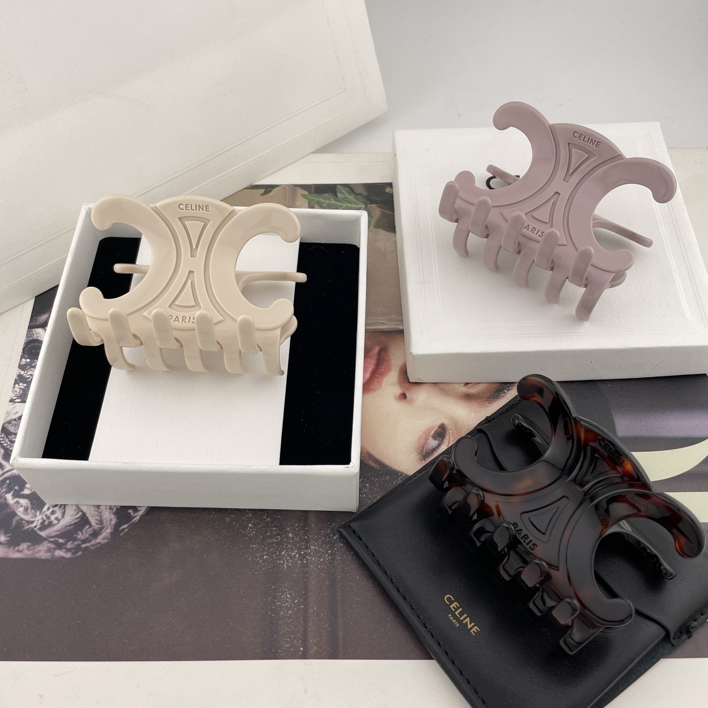 NO:857431,88200【C Arc de Triomphe Shark Catch】Z!  The large volume of inquiries from customer Fu lisa makes me unable to say no to the same model. The acrylic shark clip that has been customized for a long time has finally been shipped. Don’t miss it!  Comes in three colors and will definitely become a classic hair clip!  Be sure to buy something that looks great. The layout and details are all consistent with ZP. Babies all know that acrylic material is really difficult to make. The scrap rate is extremely high. I cherish the hard-won spot. I don’t know when the next batch will be [cover face] [cover face] So just two words!  I bought it. The perfect workmanship is comparable to that of ZP. The hair is huge and beautiful. It is the same style as Lisa. It is sweet and has a bit of hot girl temperament!  Lazy and fashionable back, relaxed concave shape, hairpins, high-end Cartier jewelry1986090988200【C 凯旋门鲨鱼抓夹】Z ！量大咨询客Fu lisa同款真心无法say no呀定制了超久的亚克力鲨鱼夹终于出货了不可错过！三个色送包装绝对会成为经典款的发夹！一定要入巨巨巨好看的,版型,细节全部按照zp一致,宝宝们都知道亚克力材质真心太太太难做了报废率巨高珍惜来之不易的现货,下一批不知道什么时候了[捂脸][捂脸]所以就两个字！买它完美的做工媲美ZP,上发巨巨巨好看,lisa同款果然不会出错,甜美中又带着点辣妹的气质！慵懒时髦的背影感轻松凹造型,,hairpins,卡迪亚高端饰品,Jewelry