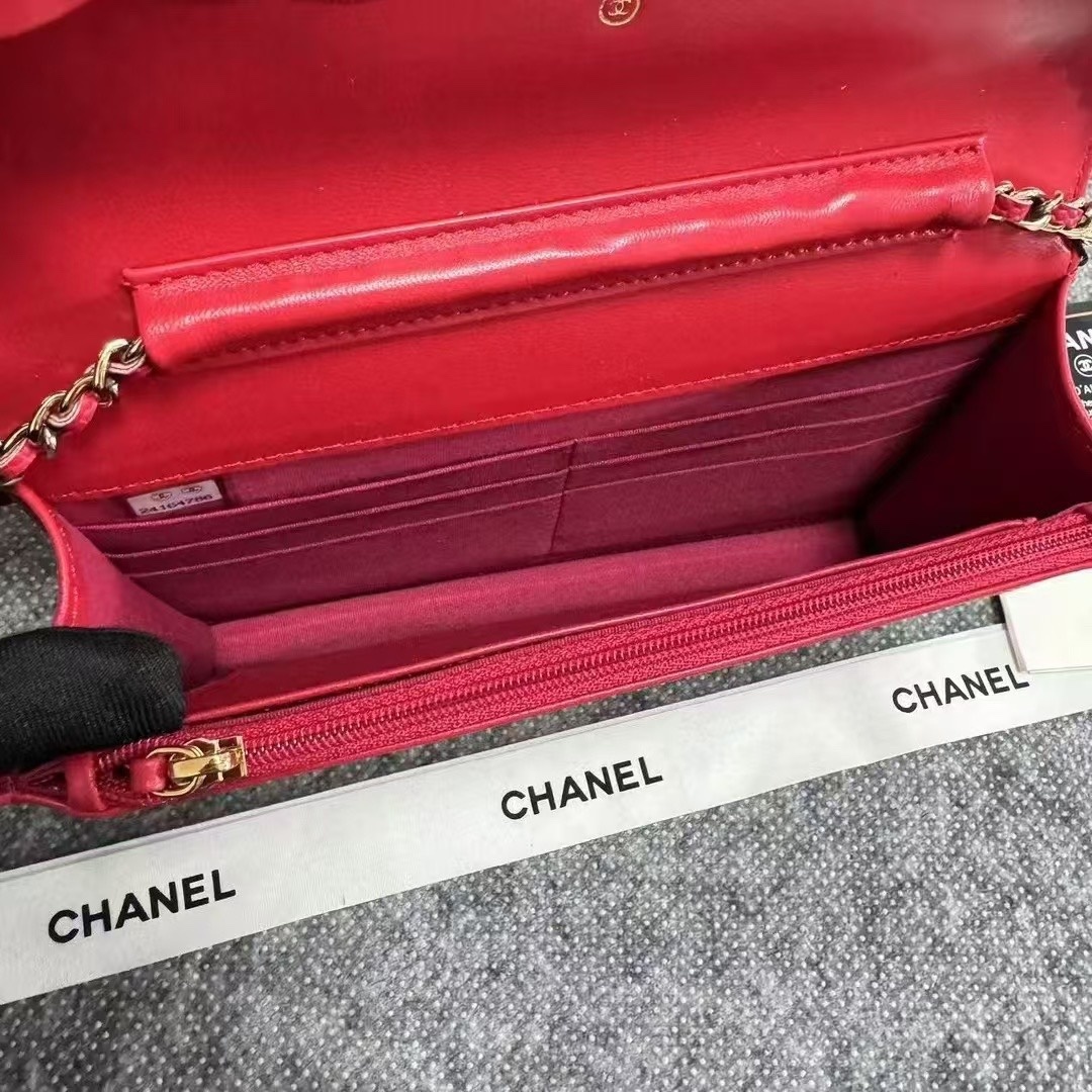 【  Chanel  】   008双C原版球纹WOC小包,时尚大气的双C让你更有自信,银色长链可收藏于