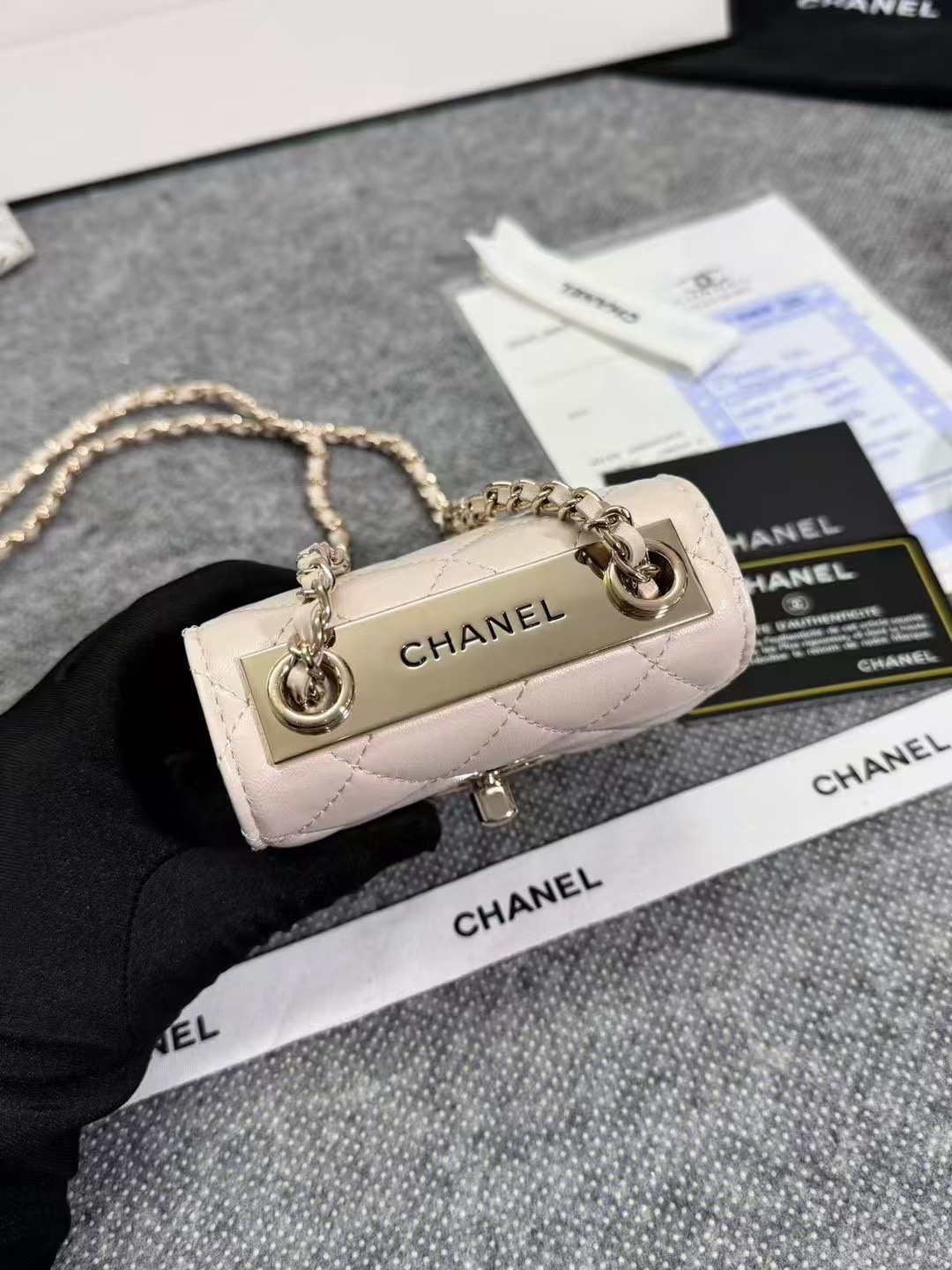 Ohanel原单 新款零钱包 单肩斜挎  金属牌 旋转搭扣  进口小羊皮 尺寸11*11*5。型号:81