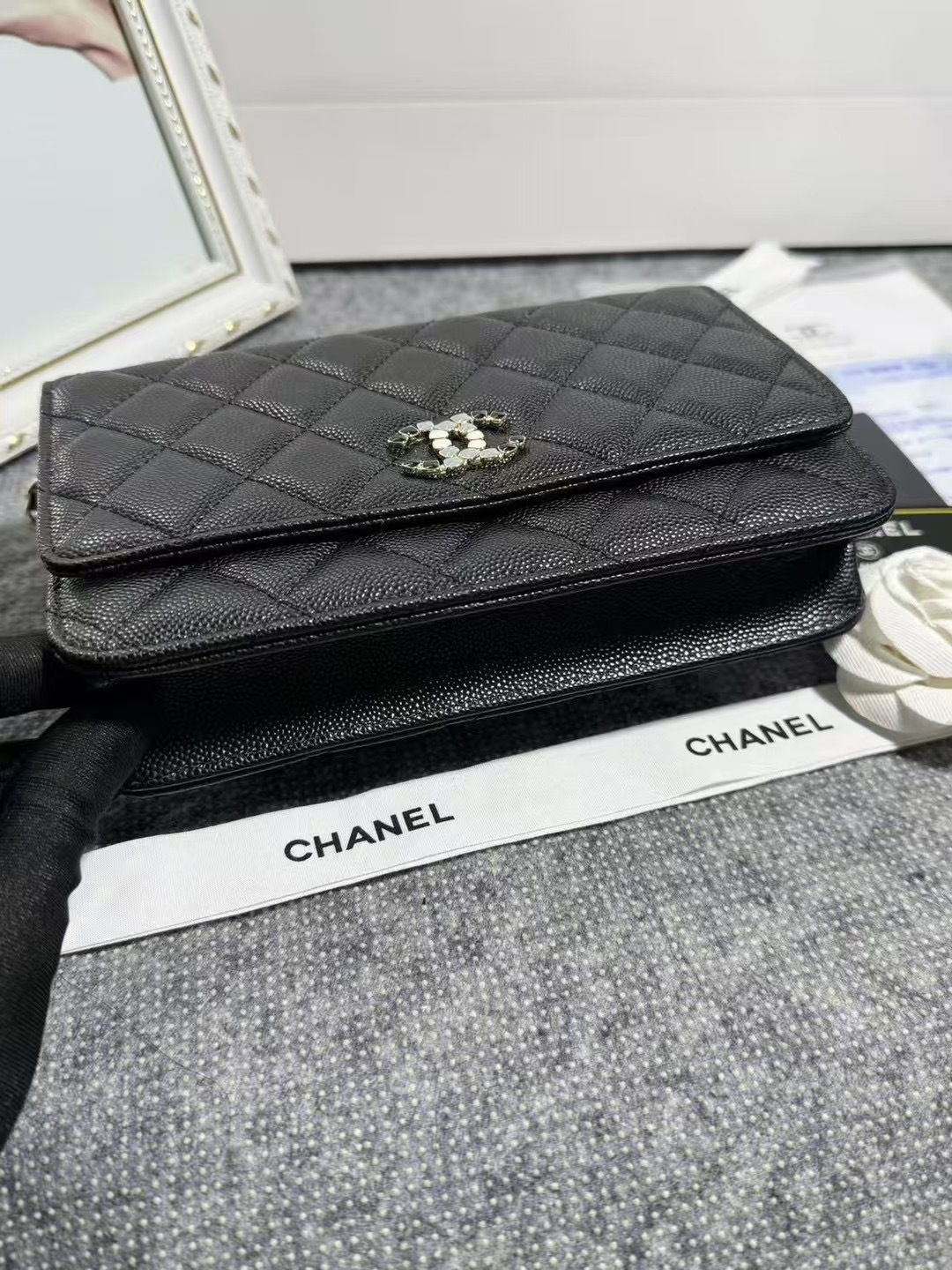 Chane🎶链子钱包
颗粒压花小牛皮与亮漆色金色金属 
它的logo是由3种不同颜色宝石拼接而成的双C