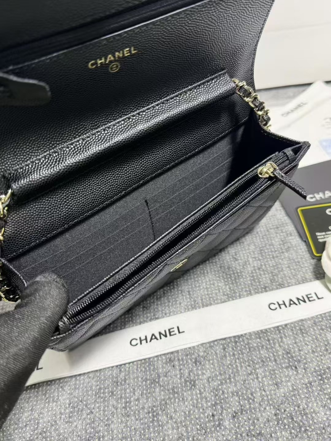 Chane🎶链子钱包
颗粒压花小牛皮与亮漆色金色金属 
它的logo是由3种不同颜色宝石拼接而成的双C