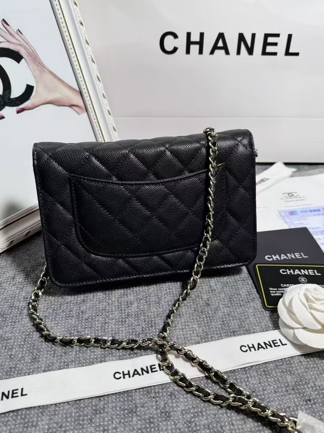 Chane🎶链子钱包
颗粒压花小牛皮与亮漆色金色金属 
它的logo是由3种不同颜色宝石拼接而成的双C