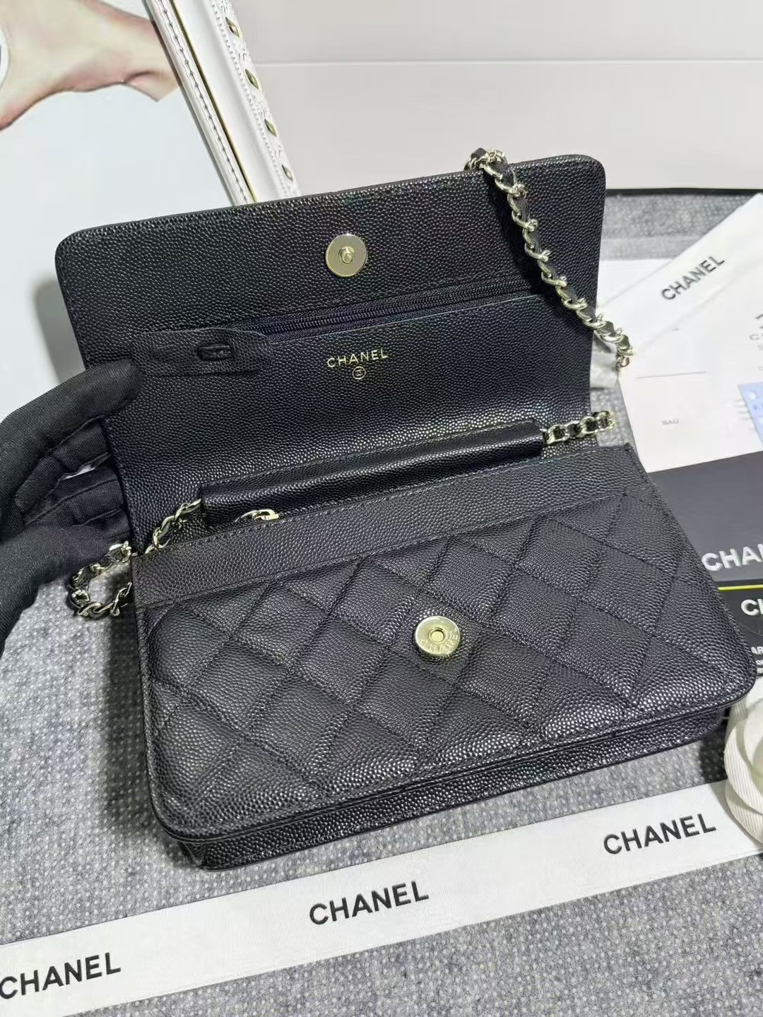 Chane🎶链子钱包
颗粒压花小牛皮与亮漆色金色金属 
它的logo是由3种不同颜色宝石拼接而成的双C