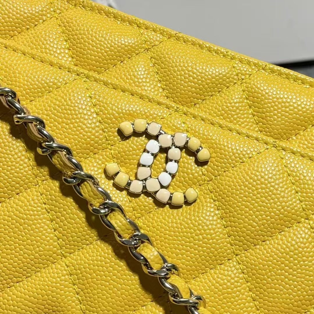 Chane🎶链子钱包
颗粒压花小牛皮与亮漆色金色金属 
它的logo是由3种不同颜色宝石拼接而成的双C