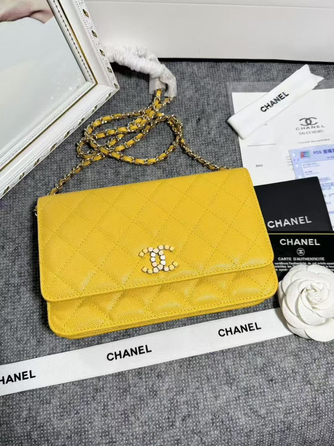 Chane🎶链子钱包
颗粒压花小牛皮与亮漆色金色金属 
它的logo是由3种不同颜色宝石拼接而成的双C