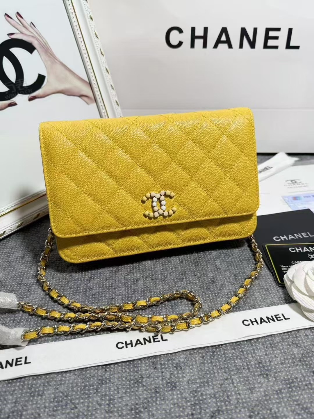 Chane🎶链子钱包
颗粒压花小牛皮与亮漆色金色金属 
它的logo是由3种不同颜色宝石拼接而成的双C
